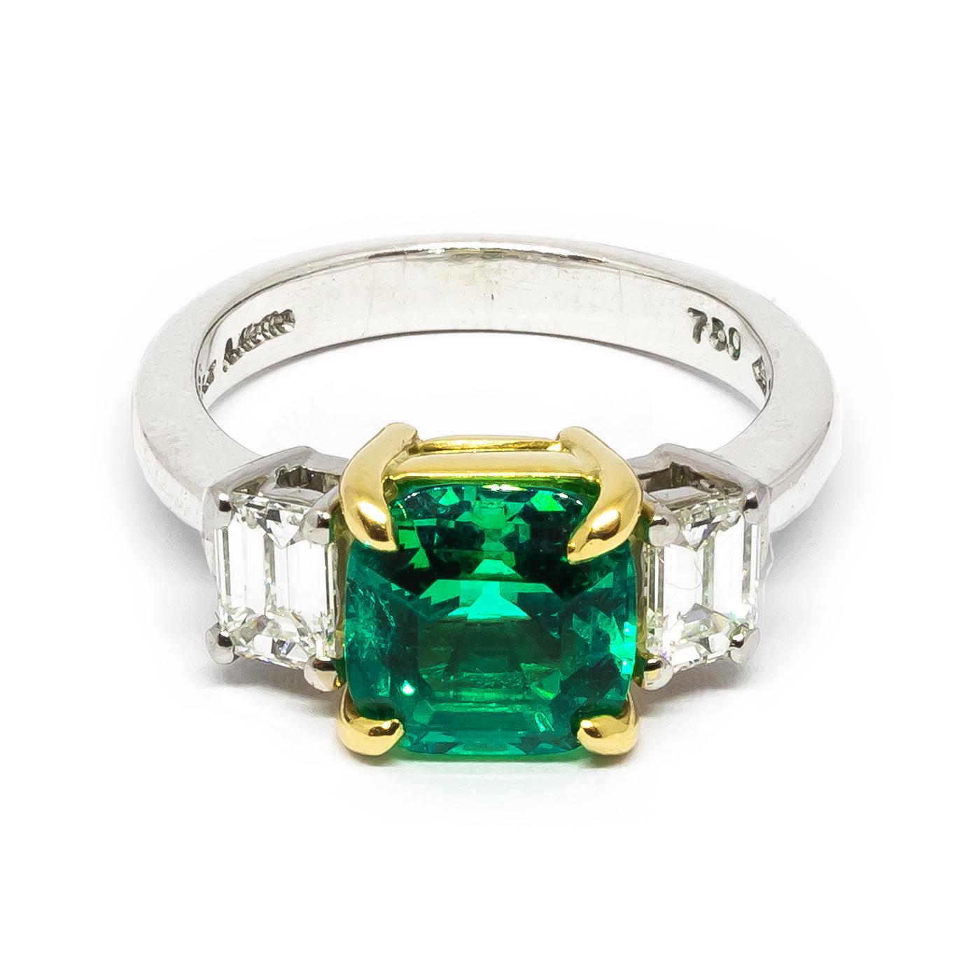 Modern Aletto Brothers Colombian Emerald, Diamond, Platinum and Gold Ring, Circa 2000 For Sale