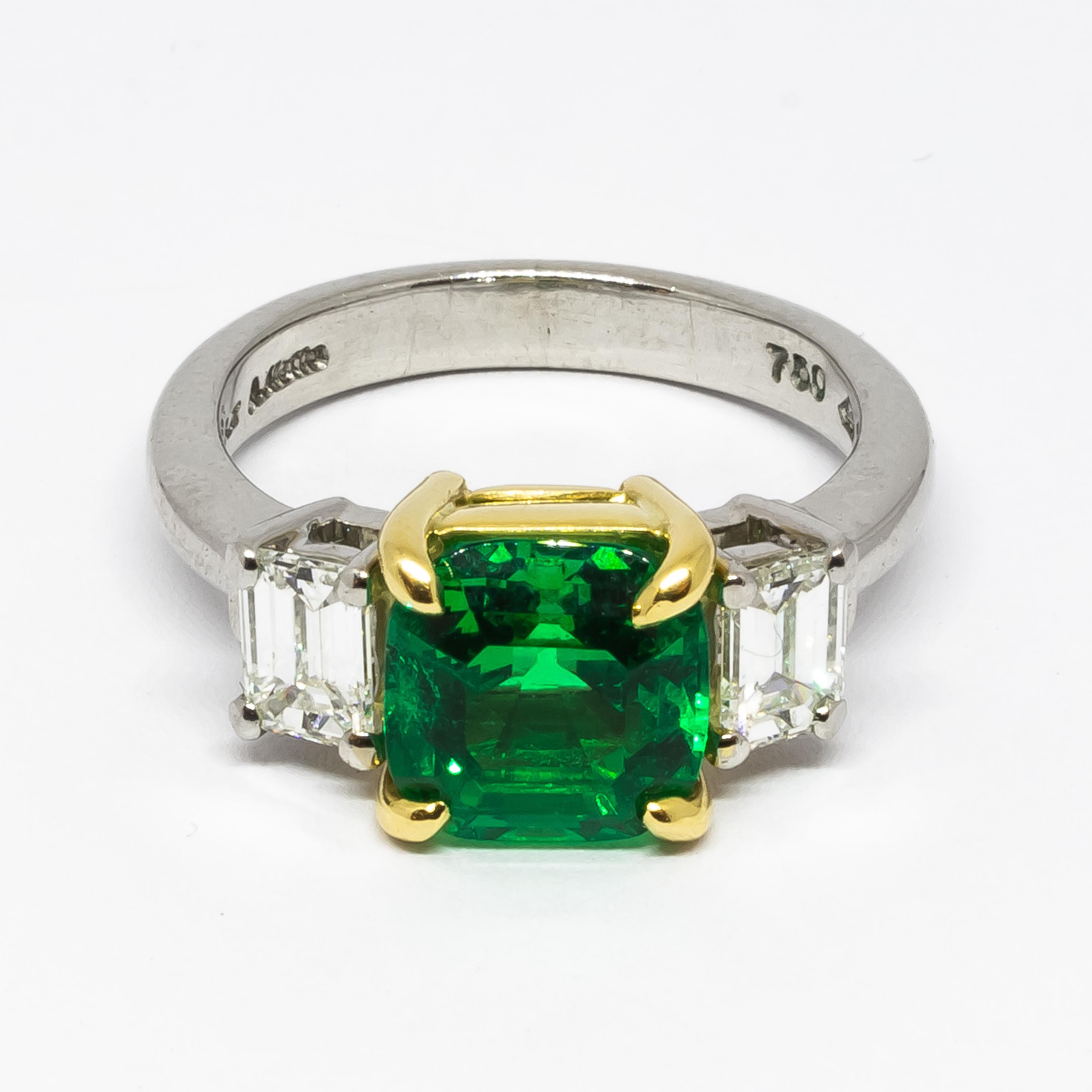 Aletto Brothers Colombian Emerald, Diamond, Platinum and Gold Ring In Excellent Condition For Sale In London, GB
