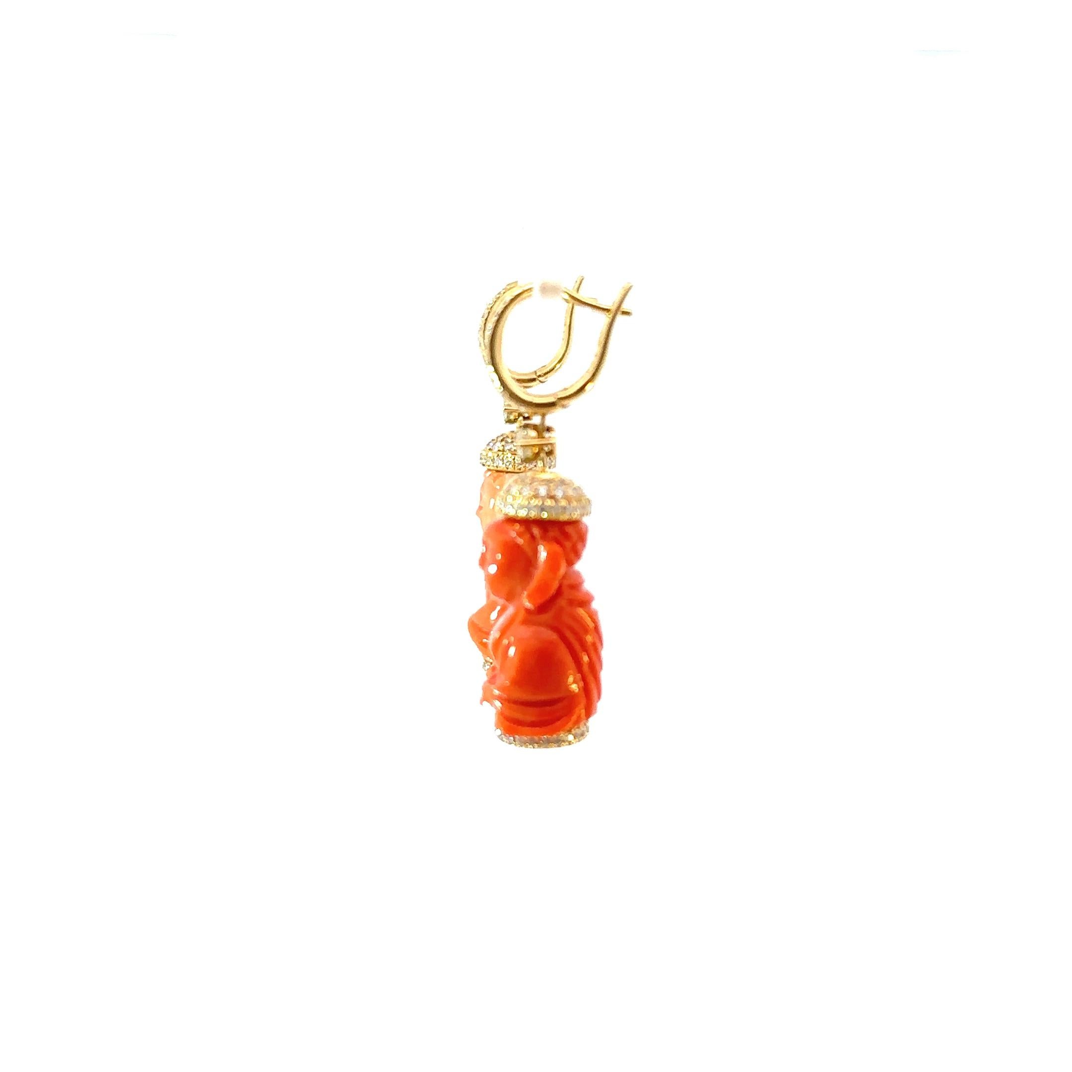Infondi nella tua collezione di gioielli un senso di spiritualità ed eleganza artistica con questi splendidi orecchini a goccia. Ogni orecchino presenta una figura di Buddha in corallo meticolosamente intagliata, simbolo di pace e saggezza.
