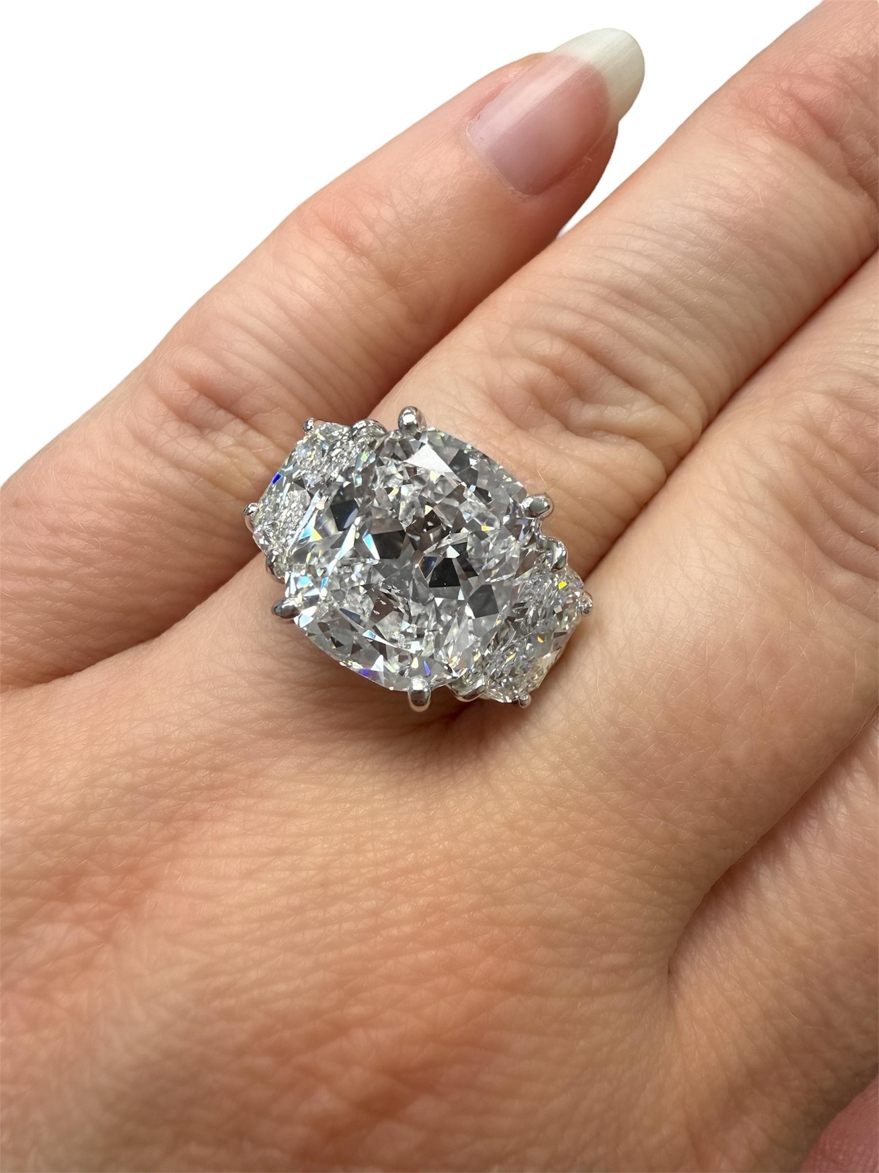 Rapporto GIA n.: 11362033
Taglio del diamante: Brilliante modificato a cuscino 
Carati: 9,01 carati
Misure: 12.97 x 11.31 x 7.76 mm
Colore: G
Chiarezza: VS2
Taglio: Buono
Simmetria: Buona
Fluorescenza: Blu medio

Diamanti Half Moon
Carati: 1,71 e