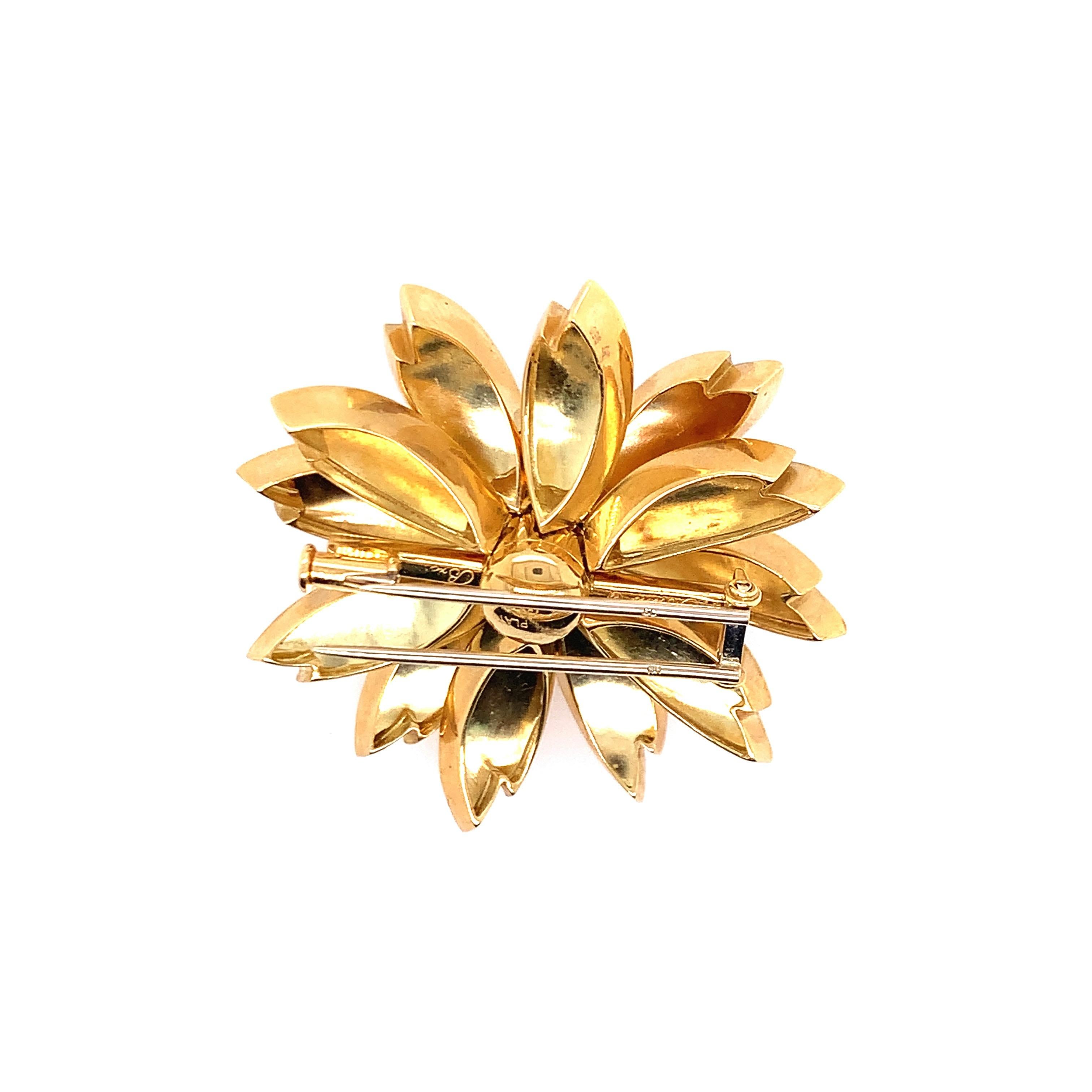 Création des frères Aletto, cette broche florale est composée de diamants et de saphir sertis sur de l'or jaune 18 carats. Il y a 13 saphirs ronds qui pèsent environ 1,5 million d'euros.  1,50 carats, et 6 diamants ronds sertis en collet pèsent