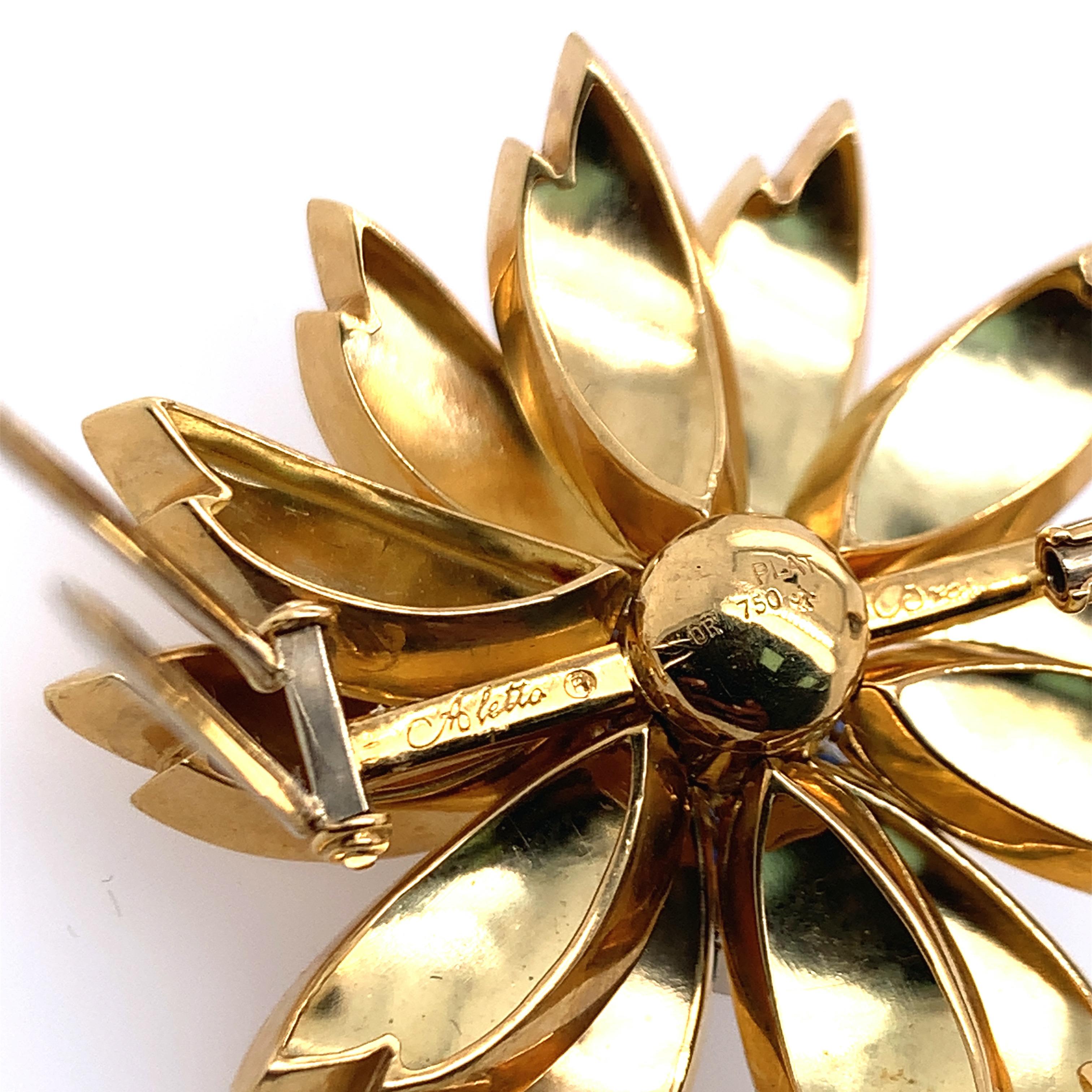 Aletto Brothers Clip-Broche en or, platine, saphir et diamant en forme de fleur Pour femmes en vente