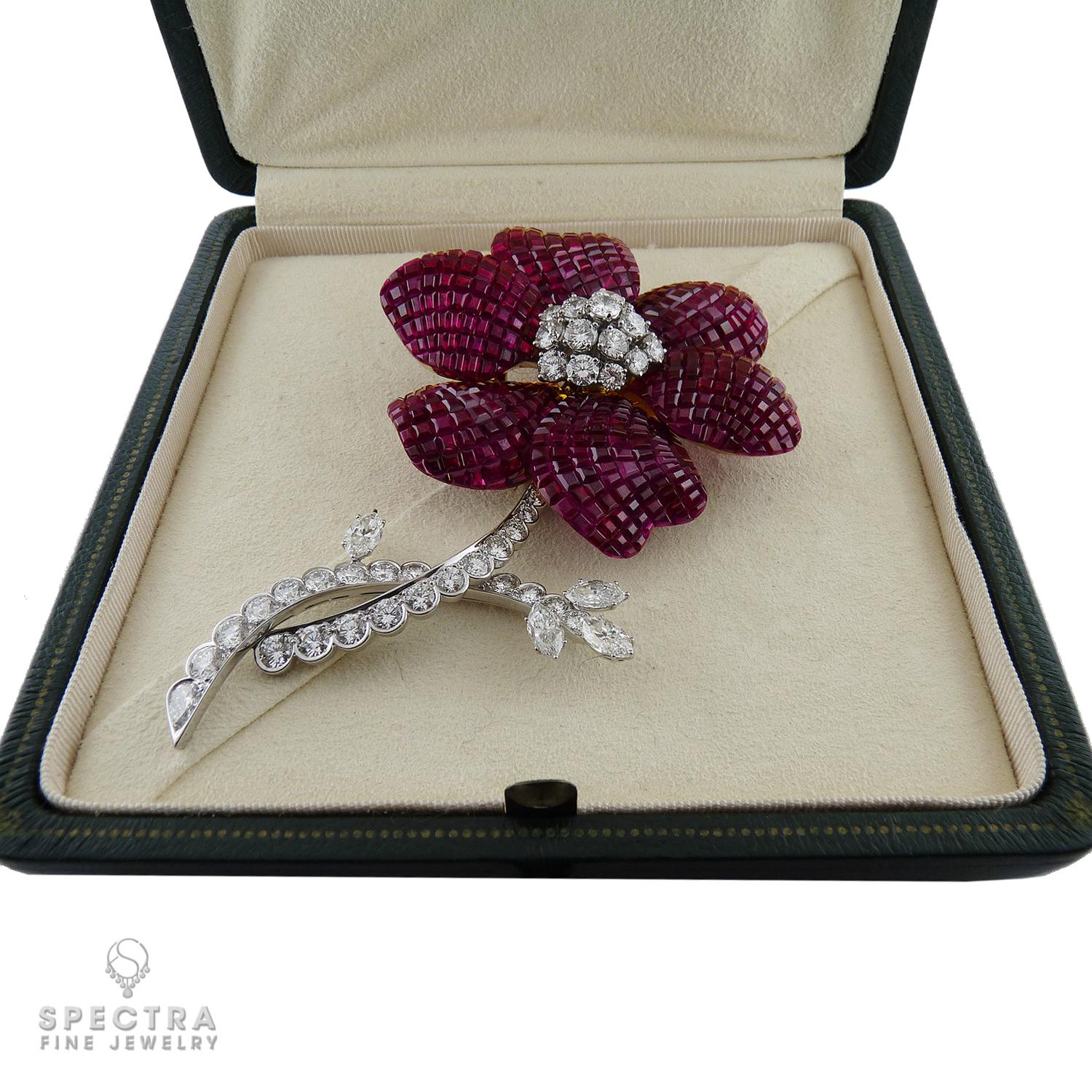 Este exquisito broche flor de rubíes y diamantes de Aletto Brothers es un homenaje contemporáneo a la elegancia Art Déco, elaborado en la década de 1980. La pieza muestra la maestría de la familia Aletto en la técnica del engaste invisible, un sello