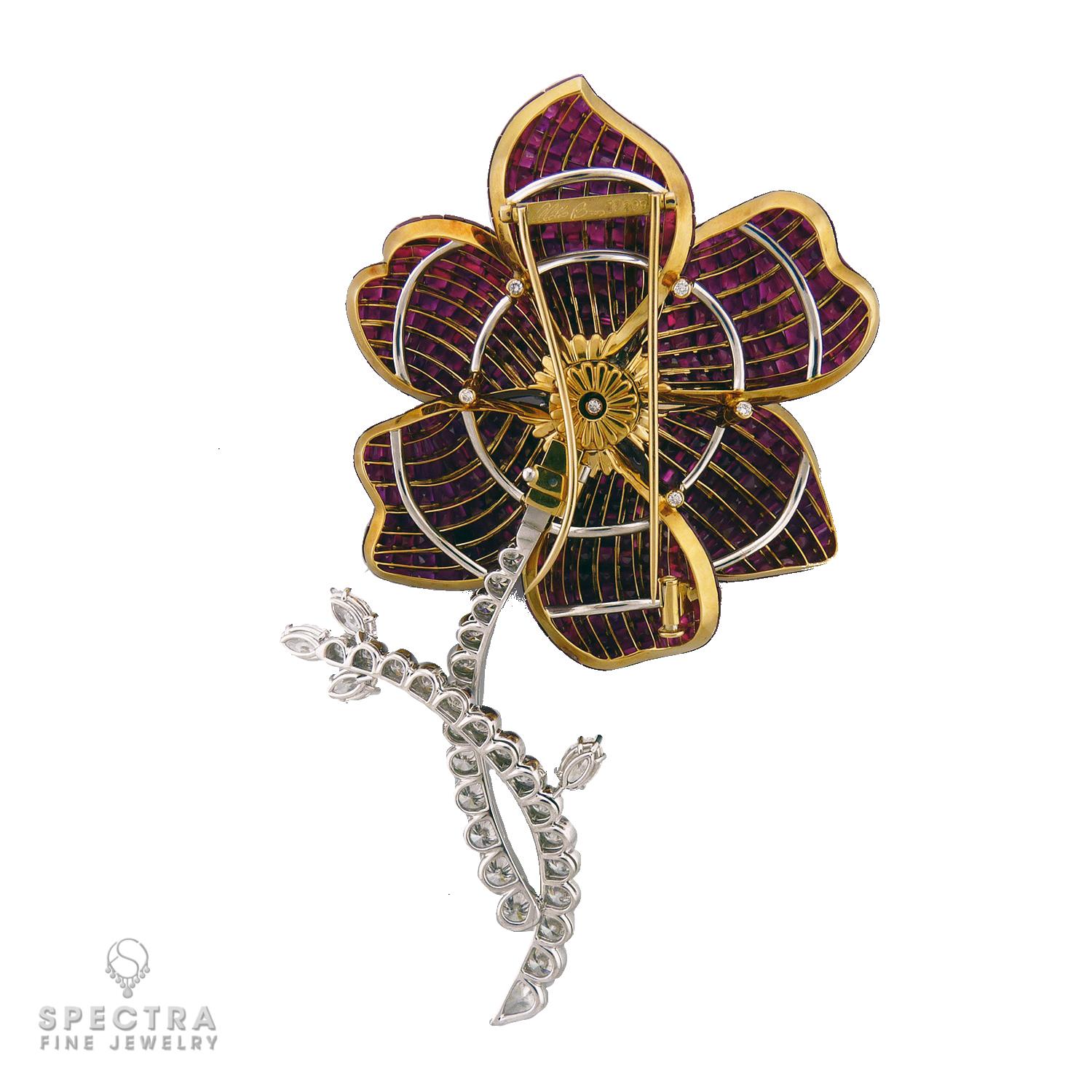 Broche flor de diamantes y rubíes de engaste invisible Aletto Brothers, hacia 1980 Contemporáneo en venta