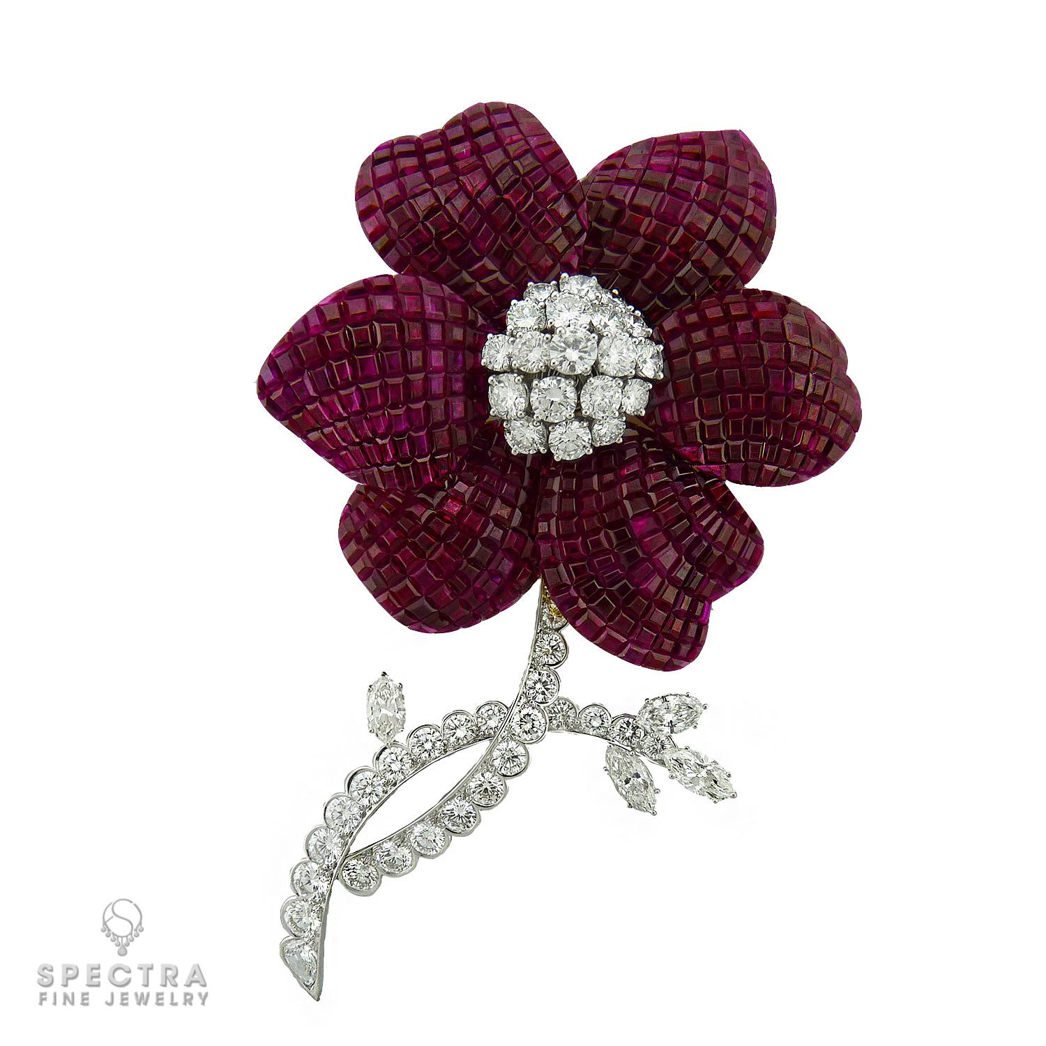 Broche flor de diamantes y rubíes de engaste invisible Aletto Brothers, hacia 1980 Corte mixto en venta