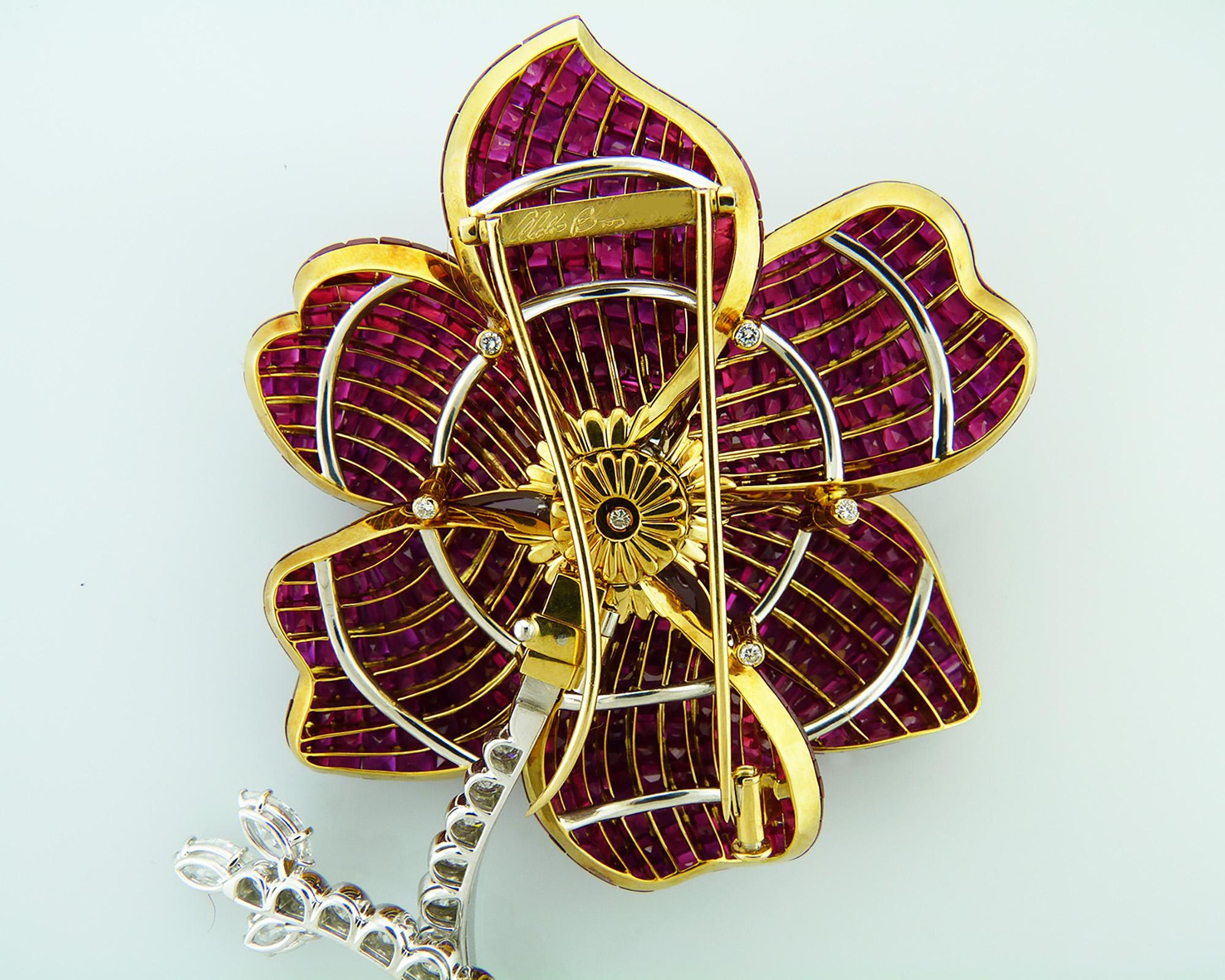 Broche flor de diamantes y rubíes de engaste invisible Aletto Brothers, hacia 1980 en Bueno estado para la venta en New York, NY