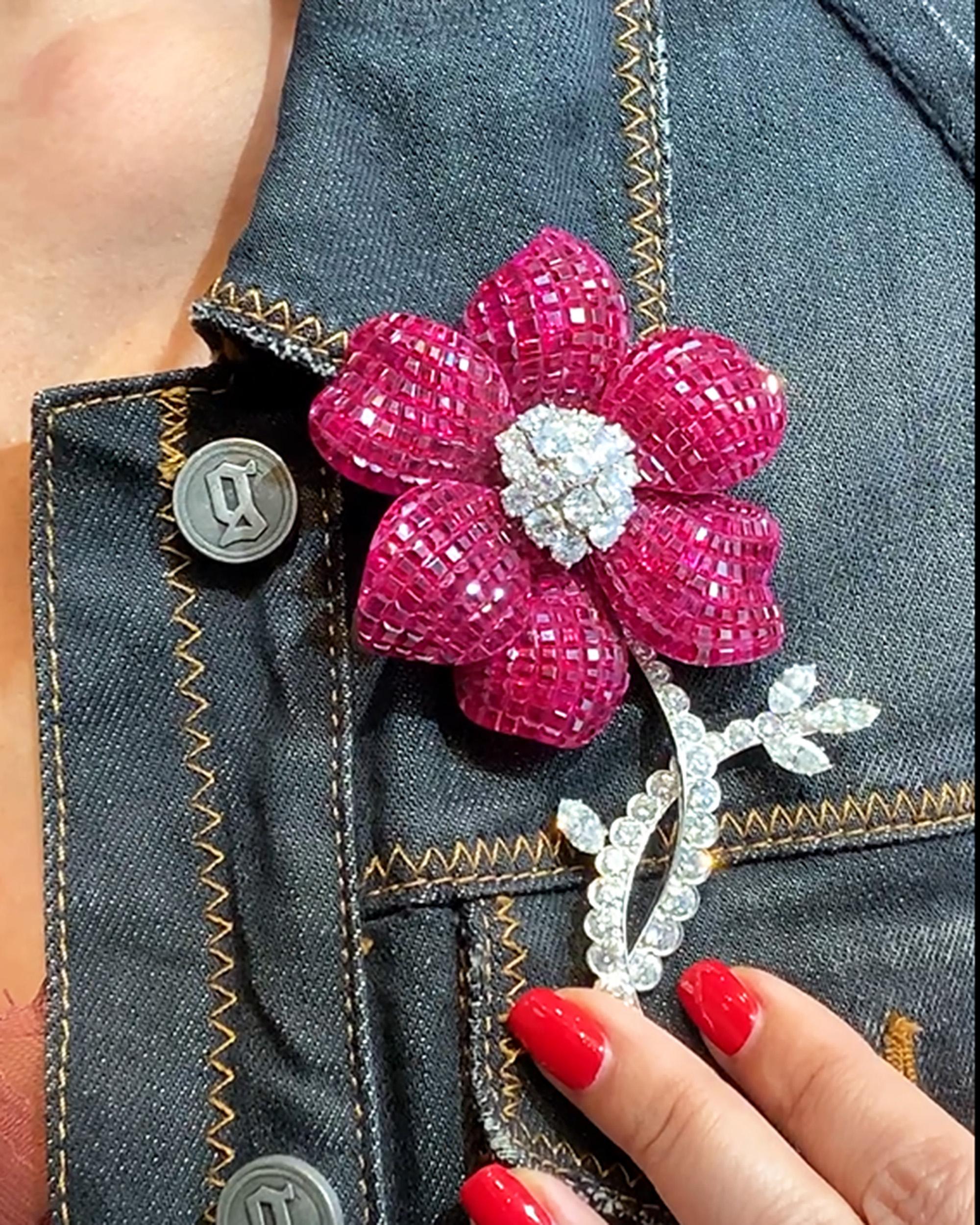 De las mujeres Broche flor de diamantes y rubíes de engaste invisible Aletto Brothers, hacia 1980 en venta