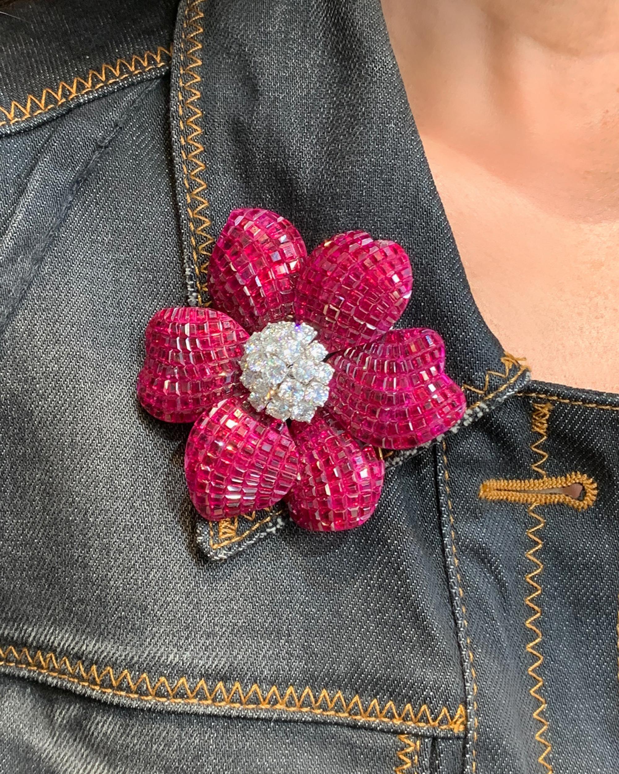 Broche flor de diamantes y rubíes de engaste invisible Aletto Brothers, hacia 1980 en venta 1