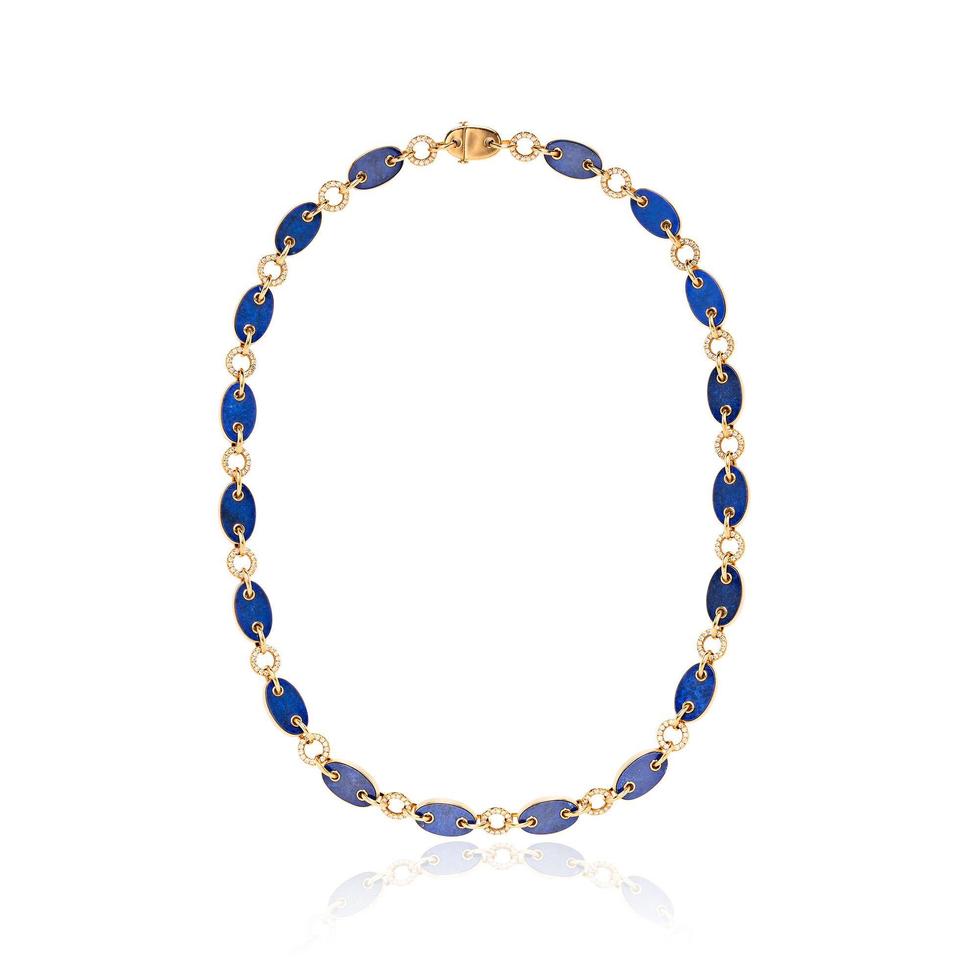 Réputés pour leur savoir-faire lapidaire et leur expertise, les frères Aletto ont réalisé ce collier en or composé de maillons marins sertis de lapis-lazuli, reliés par des maillons ronds en or poli pavés de diamants ronds.

Environ 31