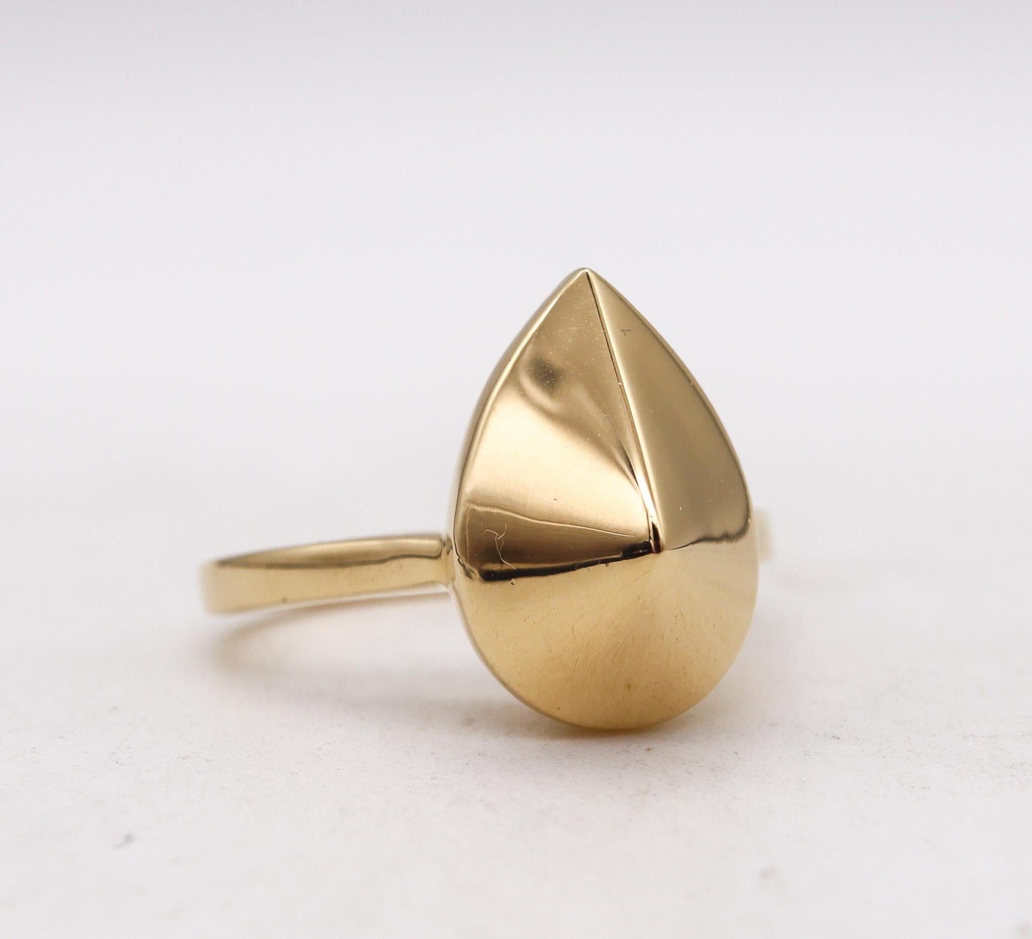 Stackable ring designed by the Aletto Brothers.

A contemporary stackable ring, created by the Italo-American jewelry designers Aletto Brothers. This ring has been masterfully crafted in solid yellow gold of 18 karats with high polished finish.