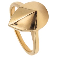 Stapelbarer mittelgroßer birnenförmiger geometrischer Ring aus 18 Karat Gelbgold von Aletto Brothers