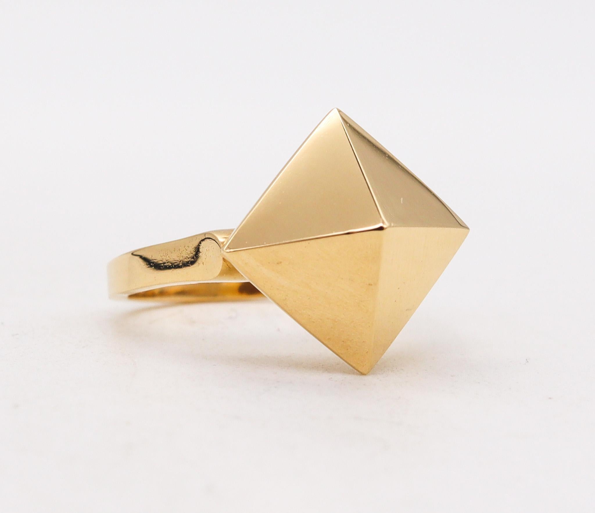 Stackable ring designed by the Aletto Brothers.

A contemporary stackable ring, created by the Italo-American jewelry designers Aletto Brothers. This ring has been masterfully crafted in solid yellow gold of 18 karats with high polished finish.