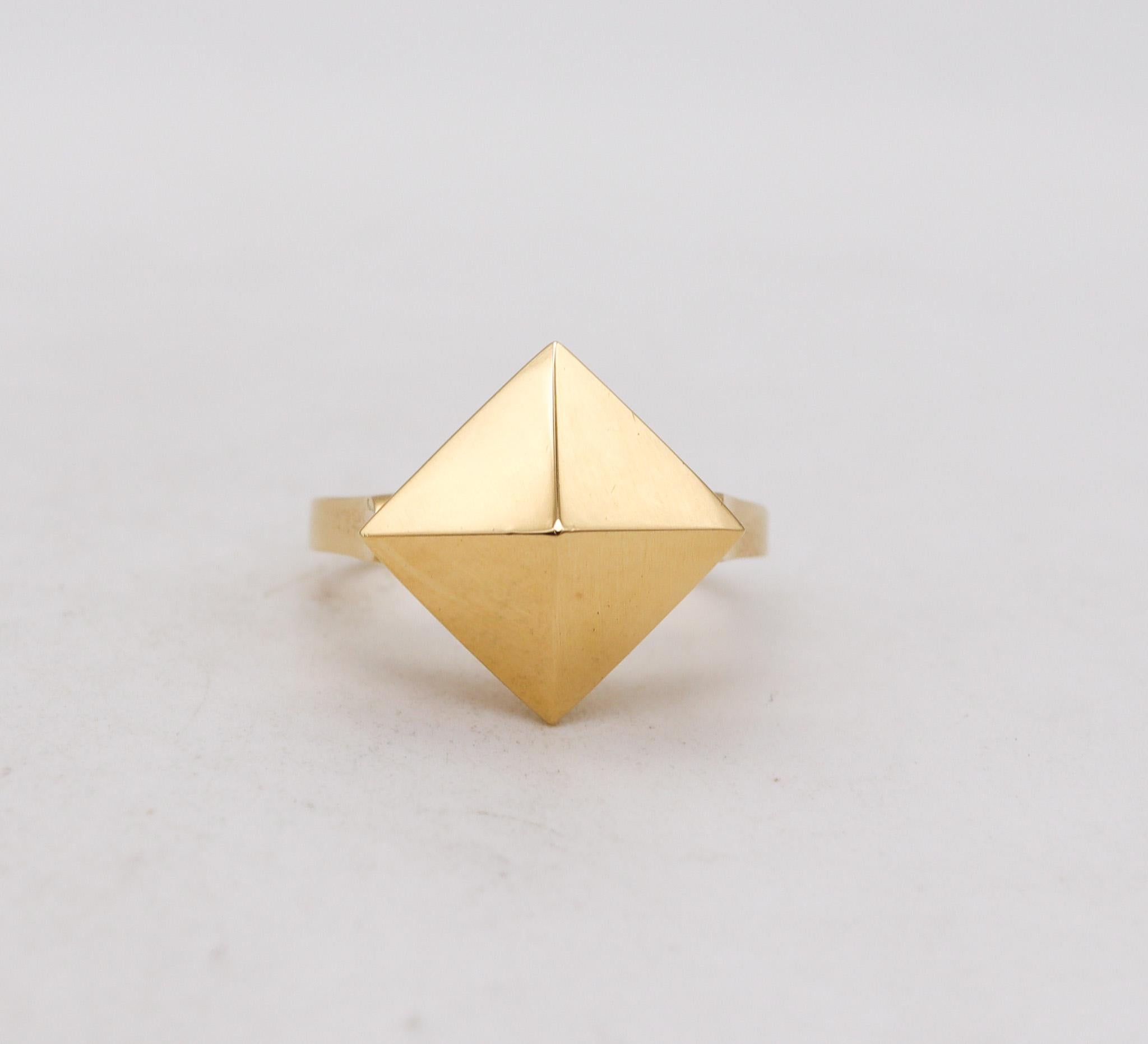 Moderniste Aletto Brothers, petite bague empilable géométrique triangulaire en or jaune 18 carats en vente