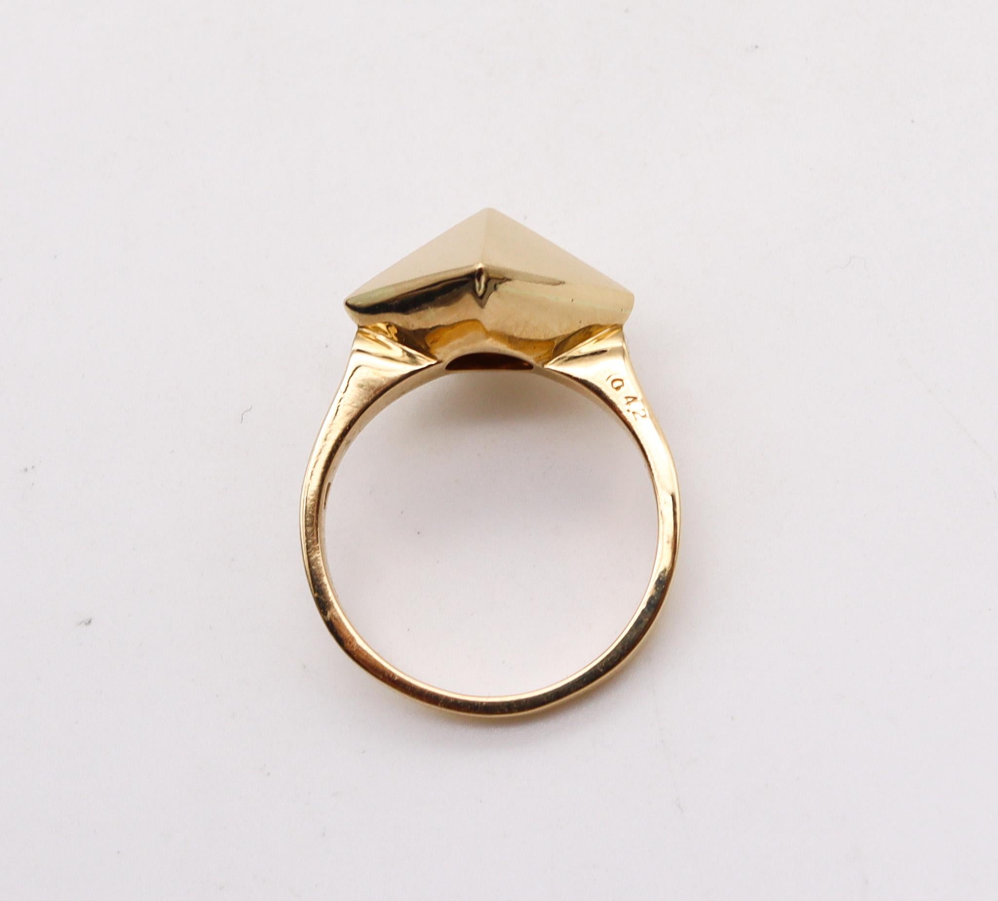 Aletto Brothers, petite bague empilable géométrique triangulaire en or jaune 18 carats en vente 1