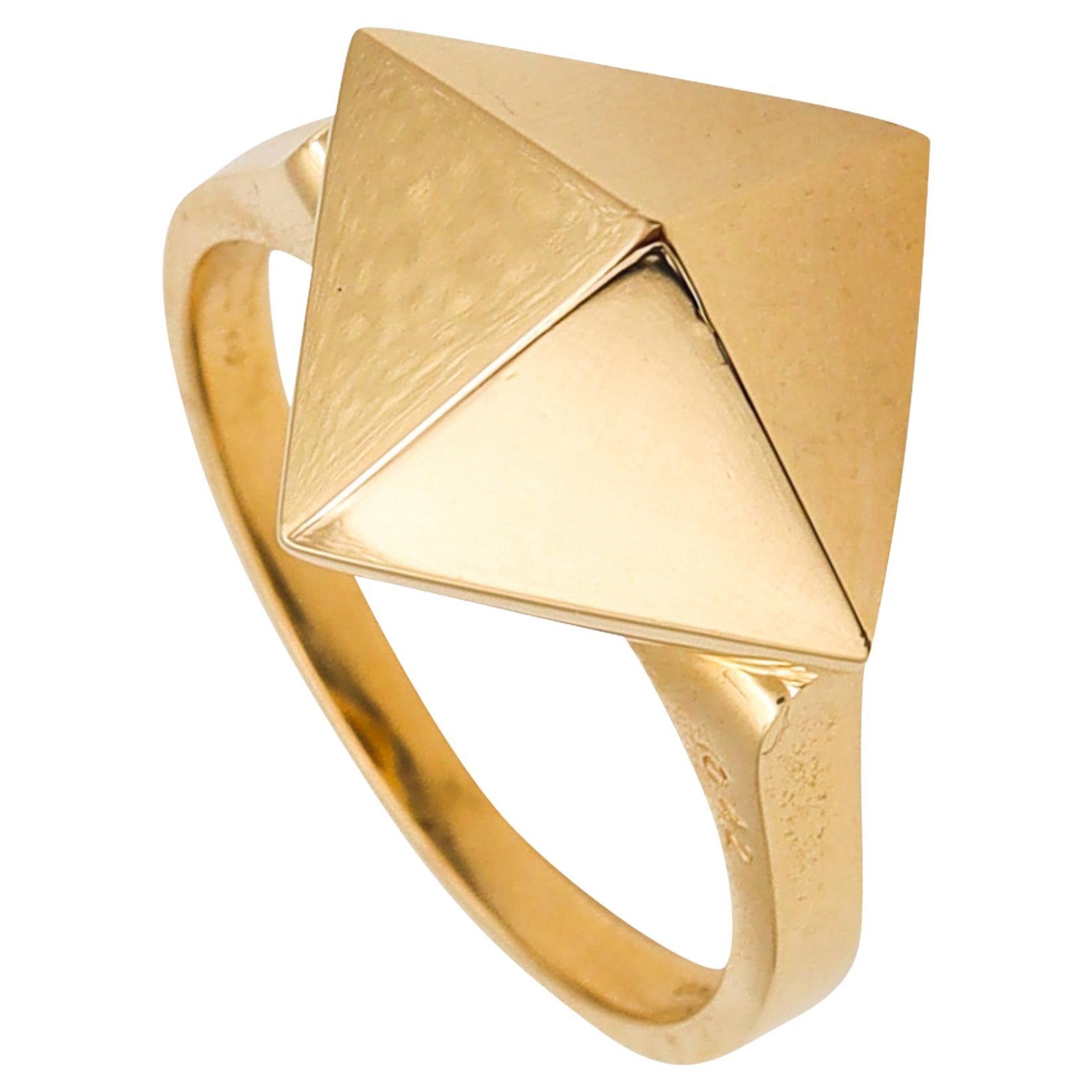 Aletto Brothers, petite bague empilable géométrique triangulaire en or jaune 18 carats en vente
