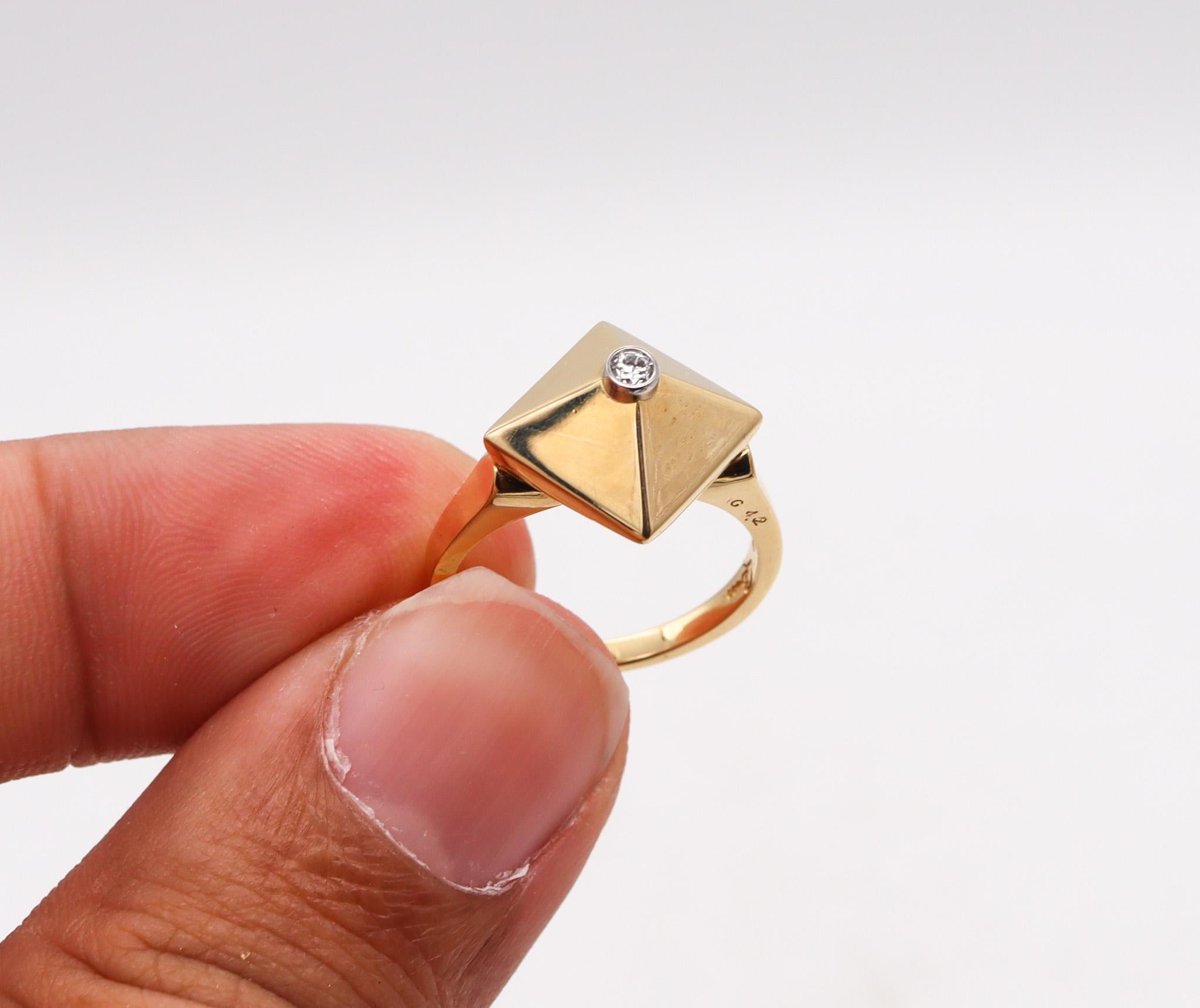 Aletto Brothers, petite bague empilable triangulaire en or jaune 18 carats avec diamants en vente 1