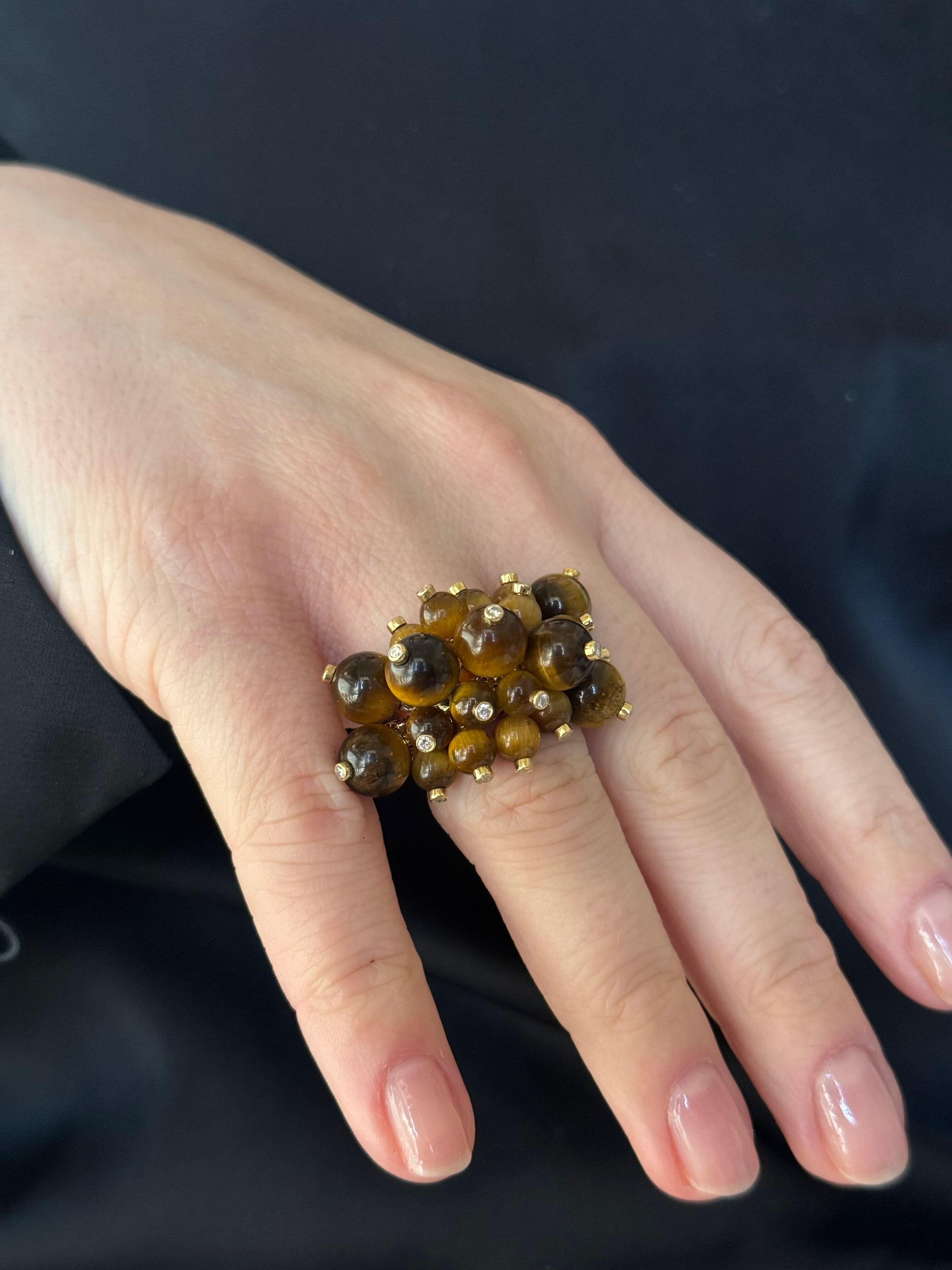 Un anello in oro giallo 18 ct di Aletto Brothers, con perle di occhio di tigre da 5 a 8 mm e diamanti G/VS da 0,44 ct.
Anello misura 6, la parte superiore misura 0,75