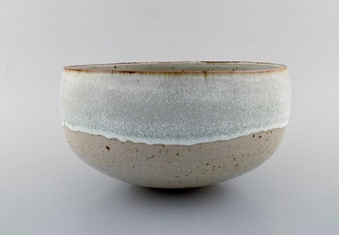 Alev Ebüzziya Siesbye for Royal Copenhagen. Stoneware circular bowl decorated with transparent gray and white glaze, 1960s.
Measures: 26.5 x 14 cm.
In good condition with minor burning mark.
4th factory quality.
Signed.