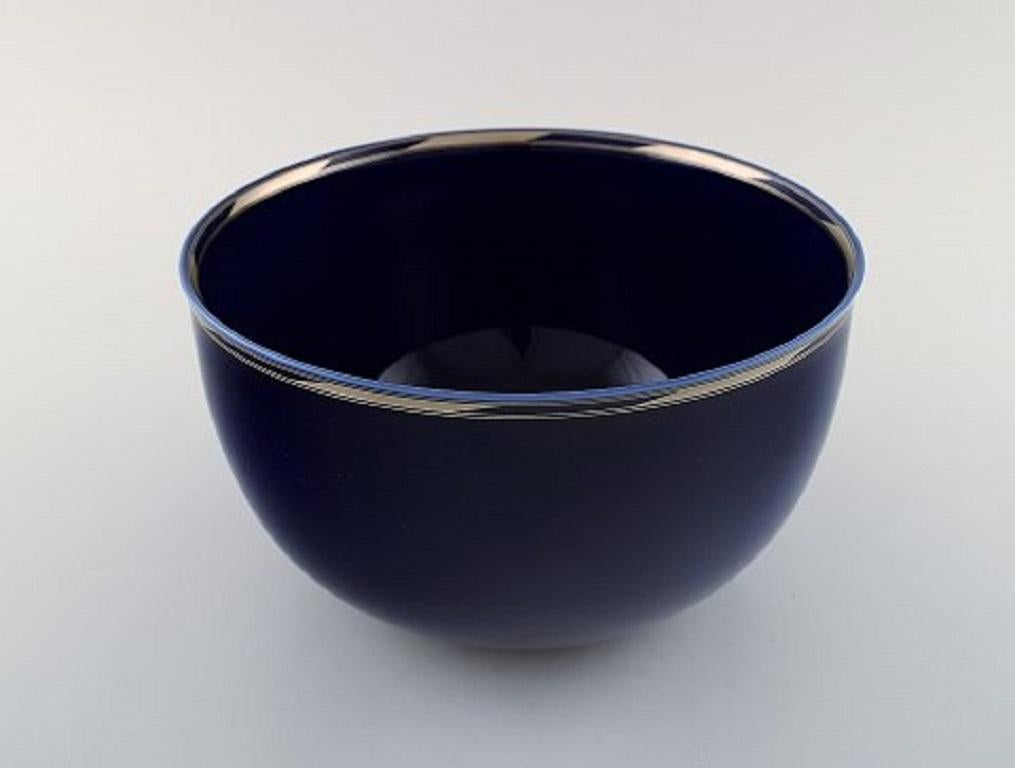 Alev Siesbye for Royal Copenhagen. Bowl of porcelain decorated with blue glaze and border decorated with gold. Model number 1185577.
Measures: 22 x 13 cm.
In very good condition.
Stamped.