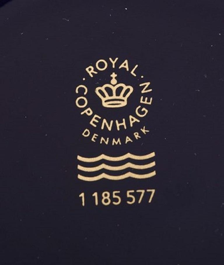 Alev Siesbye für Royal Copenhagen:: Schale aus Porzellan:: dekoriert mit blauer Glasur 1