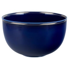 Alev Siesbye pour Royal Copenhagen. Grand bol en porcelaine à glaçure bleue