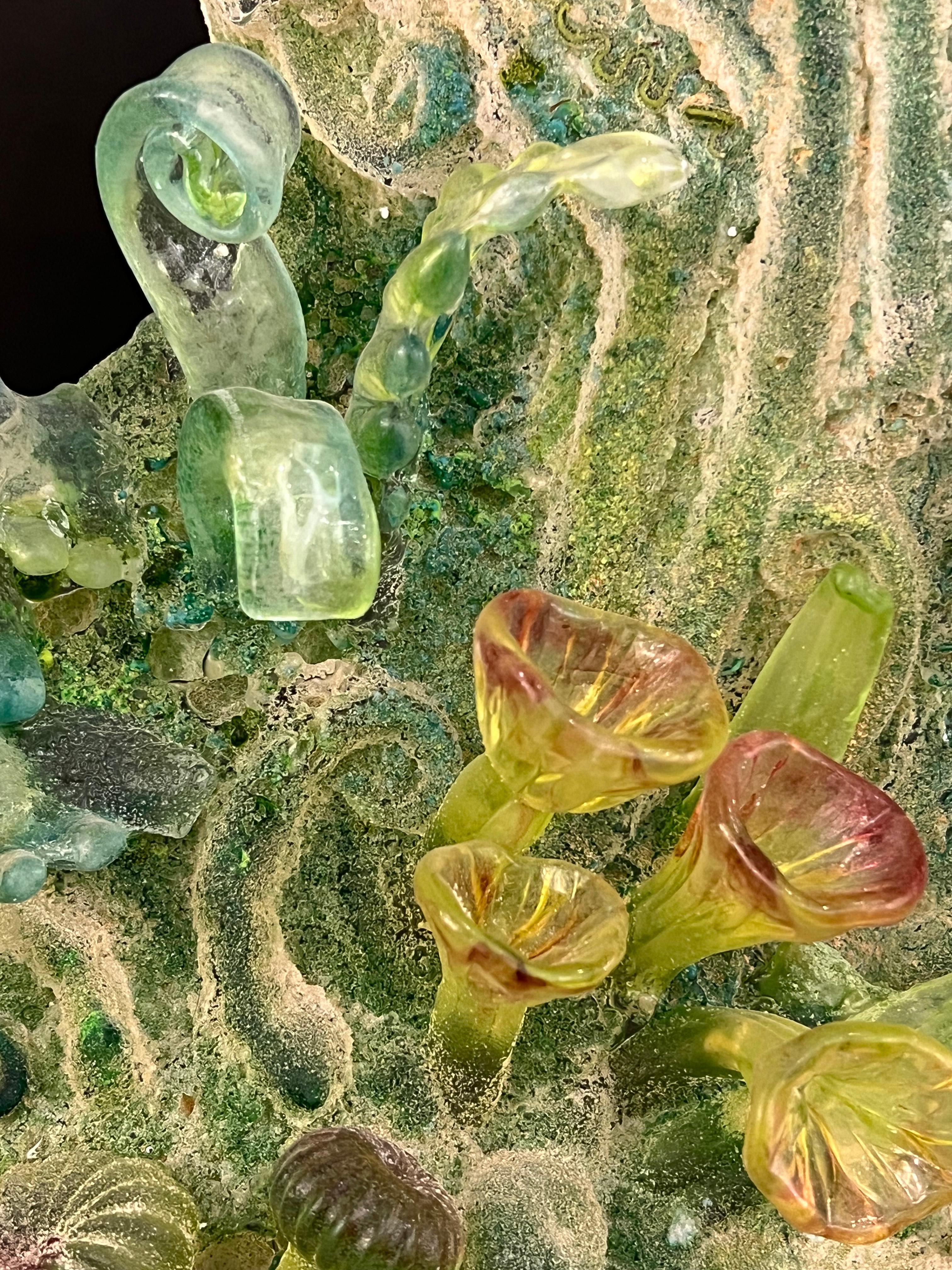 This work of art is inspired by the tiny plant-like organisms called zooxanthellae live in the tissues of many animals including corals, anemones, jellyfish, sponges and foraminifera. These microscopic algae capture sunlight and convert it into