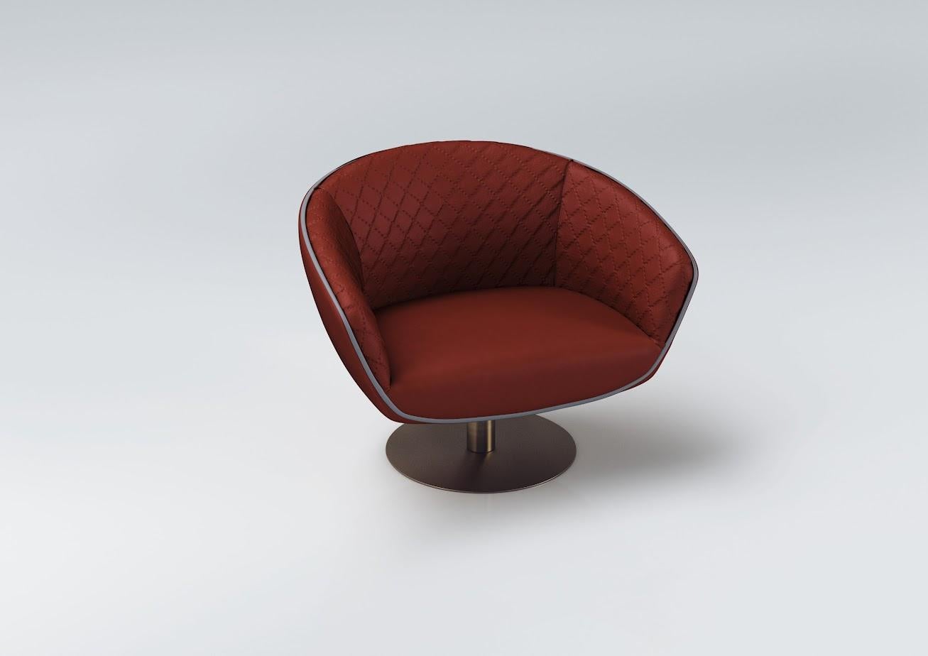 La silla Alex de Hugues Chevalier encarna un inconfundible estilo retro con un toque de glamurosa originalidad. Diseñada para ser a la vez elegante y cómoda, cuenta con una base metálica giratoria, disponible en acabados bronce, cromo y cromo