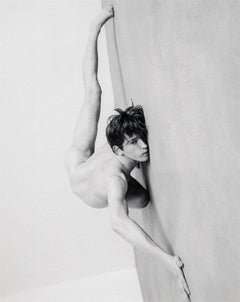 Vladimir K. ( Nu masculin ancien dans une position flexible et sensuelle sur le sol)