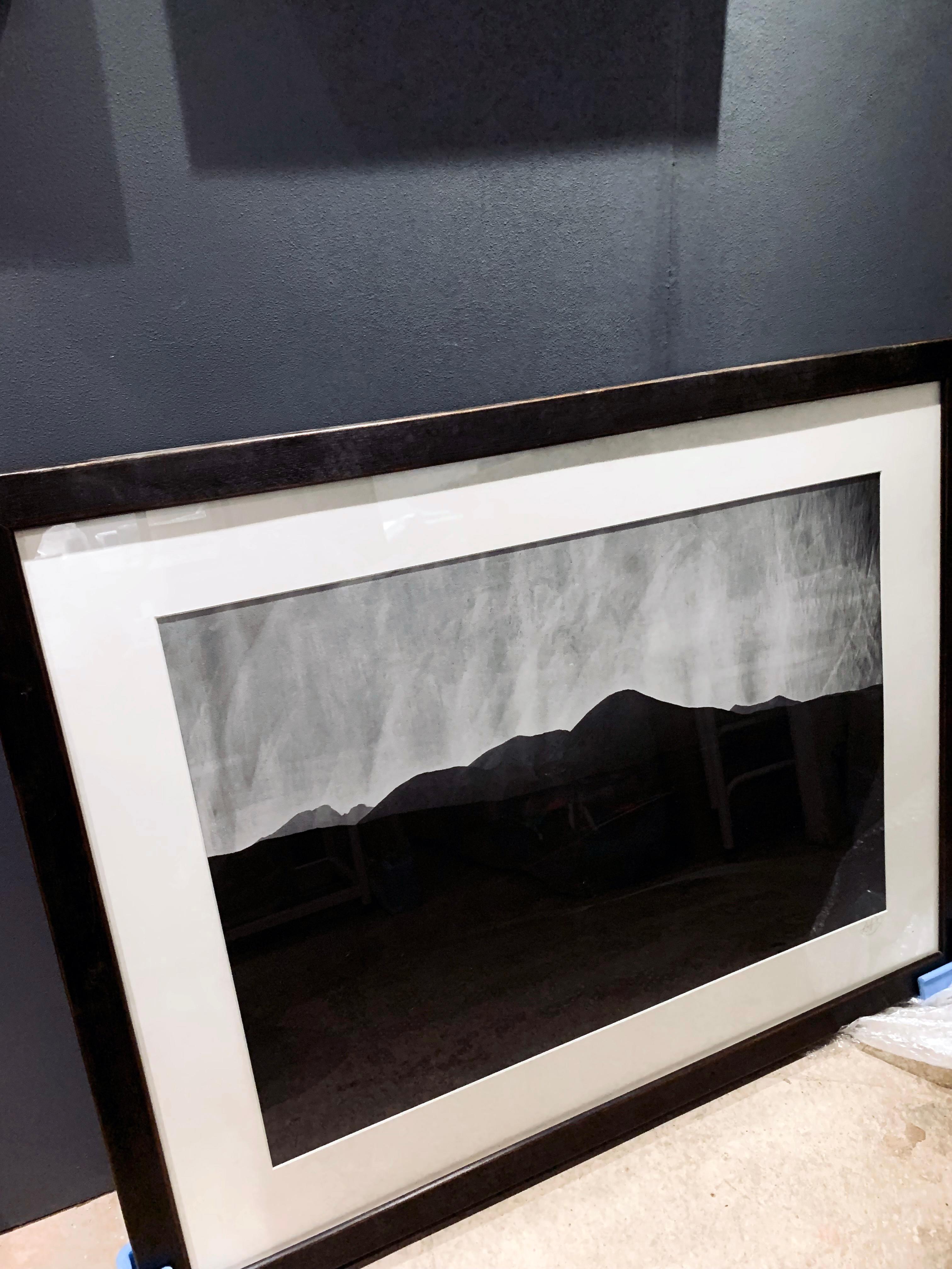 Der Weg nach Heaste, Isle of Skye, Schottland, Schwarz-Weiß-Großlandschaft – Photograph von ALEX BOYD