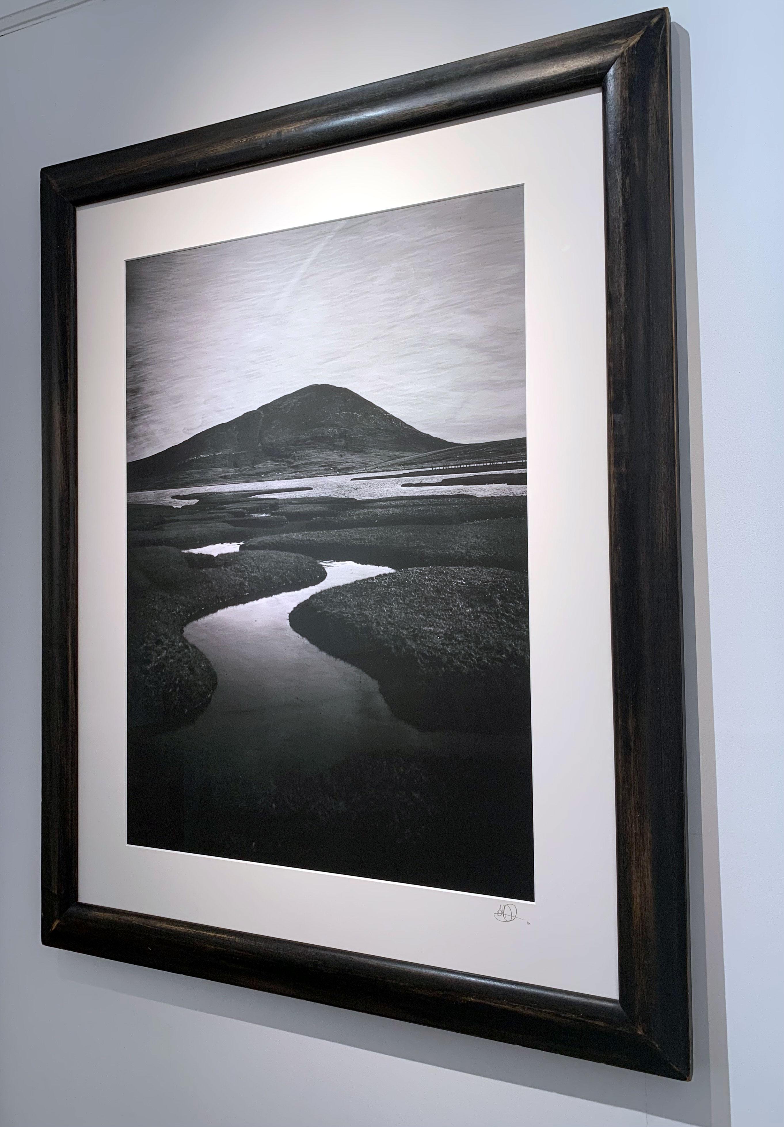 Schwarz-Weiß-Landschaftsdruck der Isle of Harris in den Hebriden, Schottland (Romantik), Print, von ALEX BOYD