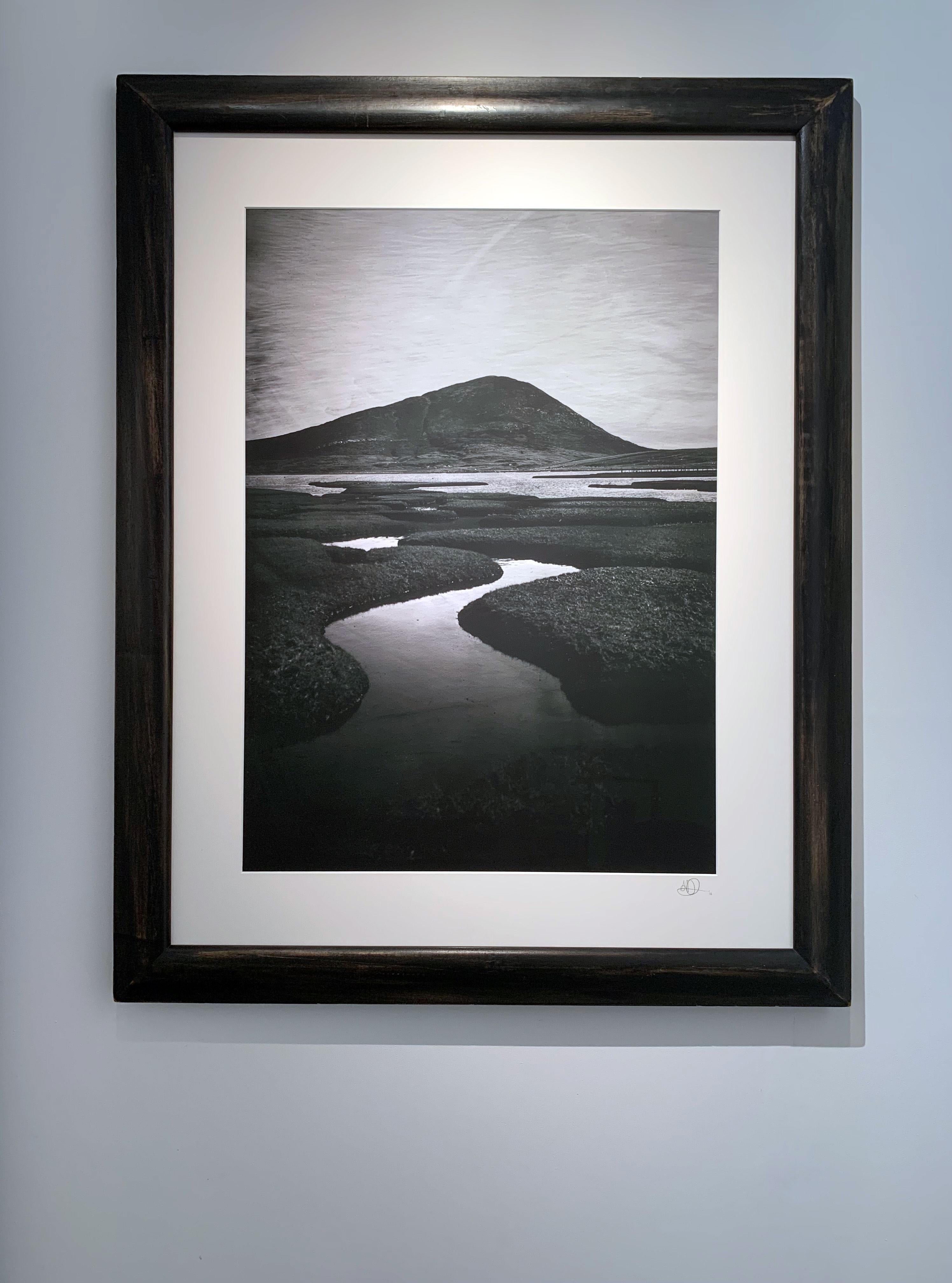 Impression de paysage en noir et blanc de l'île de Harris, dans l'Écosse des Hebrides - Marron Landscape Print par ALEX BOYD