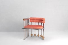 Alex Stuhl - Korallenrosa Samt mit silbernen und goldenen Akzenten by Masquespacio