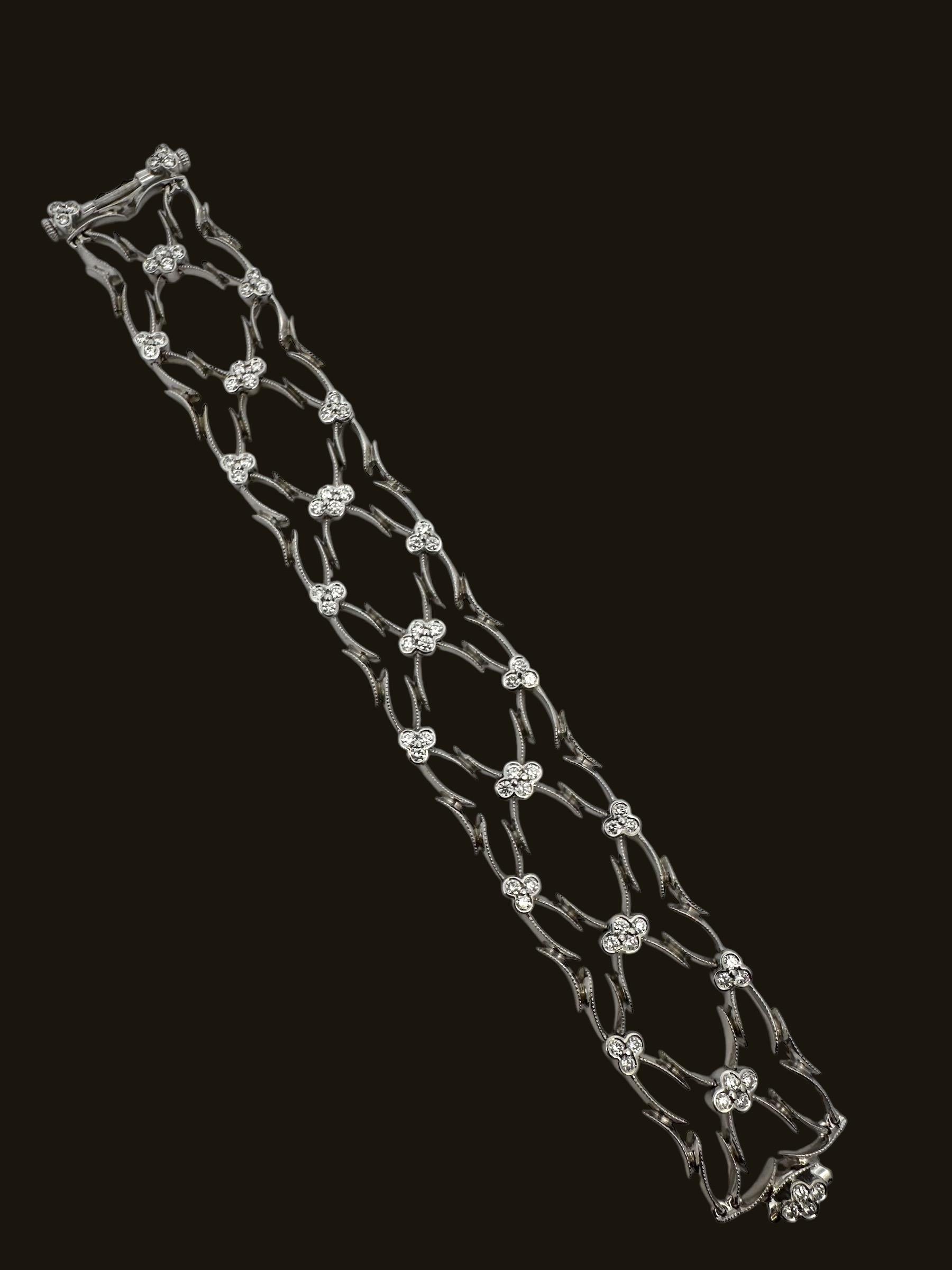 Bracciale a maglie in stile art déco con pizzo a trifoglio in oro bianco 18 carati e diamanti, firmato Alex & Co. Creato nel nostro Studio A, questo pezzo magistralmente lavorato è caratterizzato da una struttura aperta e flessibile.  design a