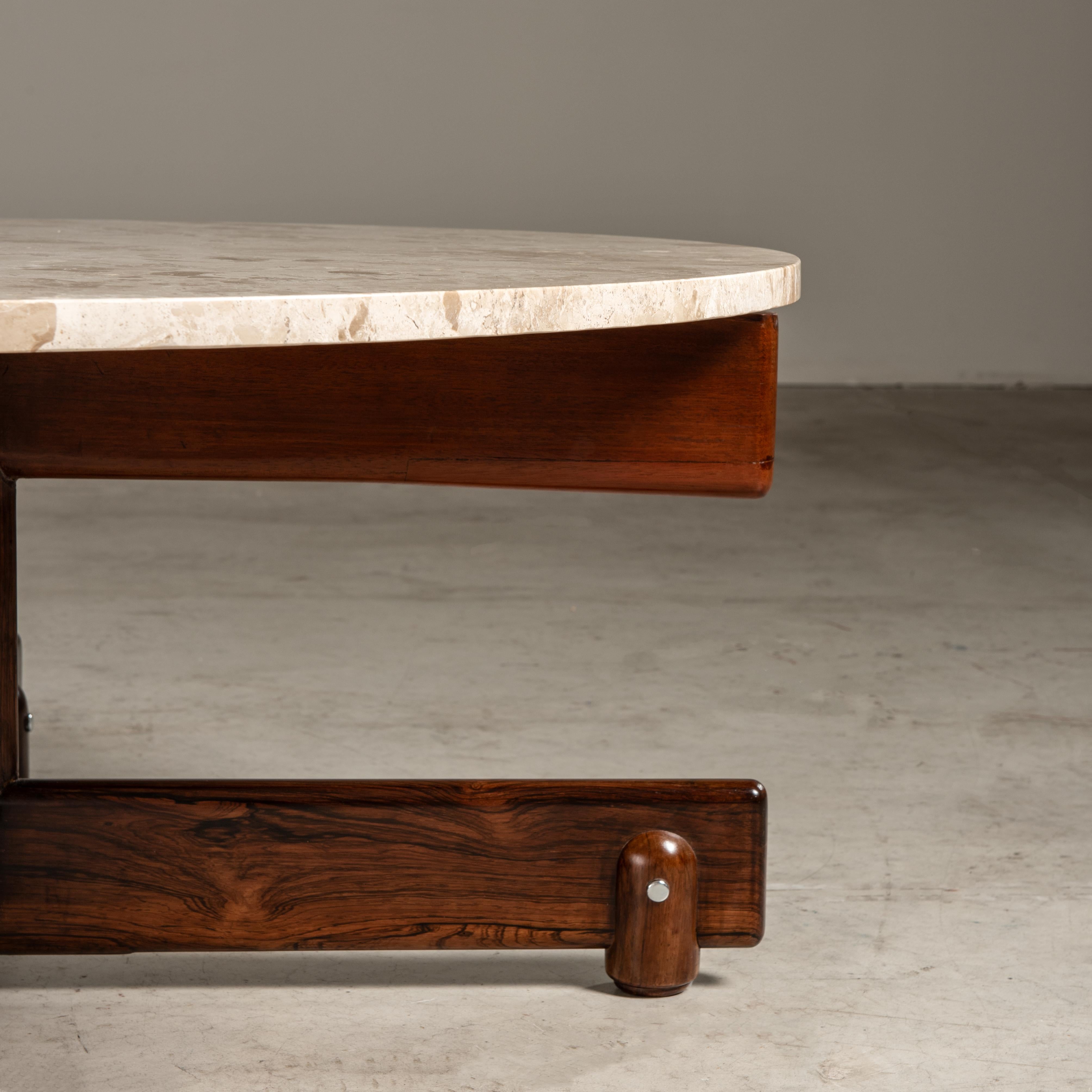 Mid-Century Modern Table basse Alex en marbre et bois, Sergio Rodrigues, brésilien du milieu du siècle dernier en vente