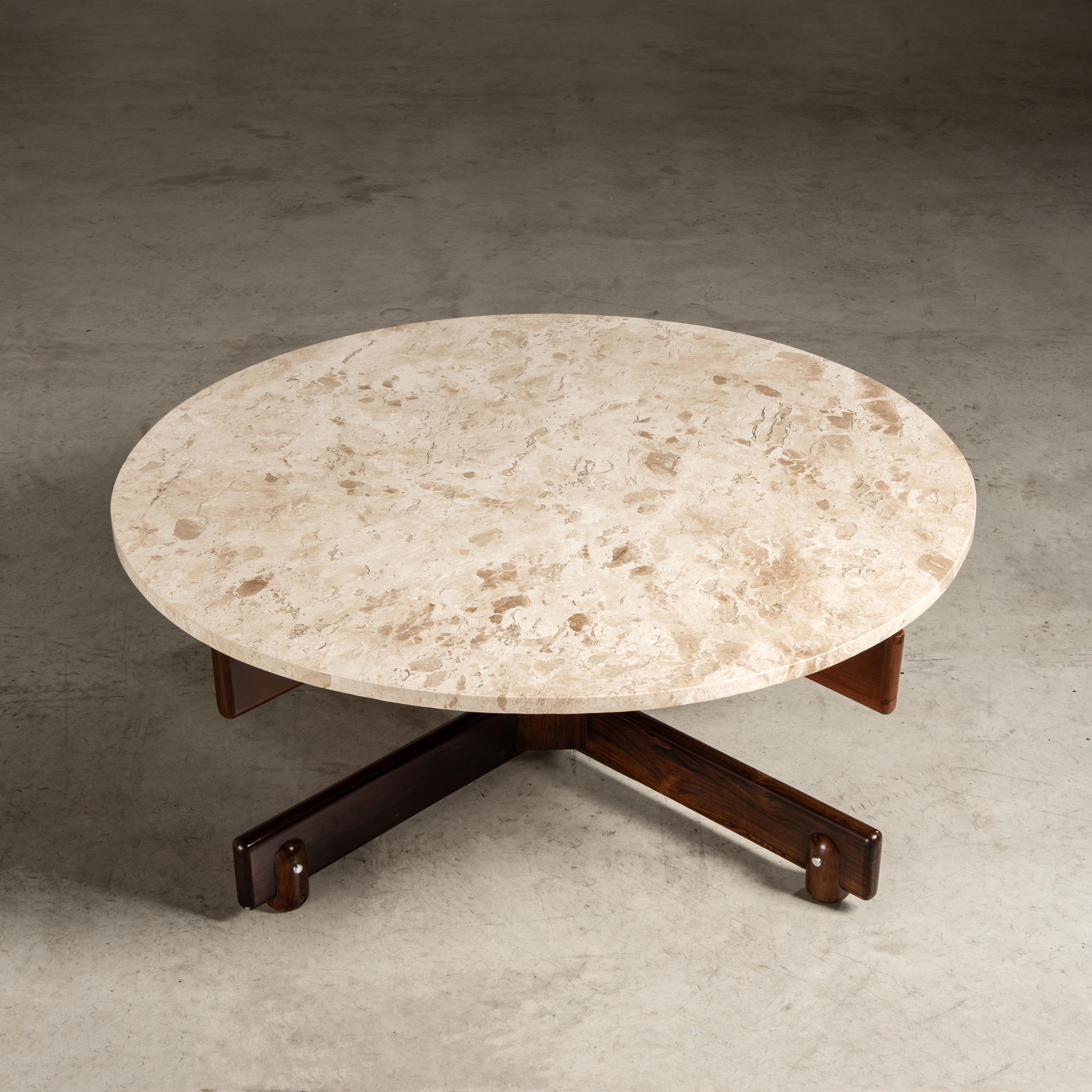 Brésilien Table basse Alex en marbre et bois, Sergio Rodrigues, brésilien du milieu du siècle dernier en vente