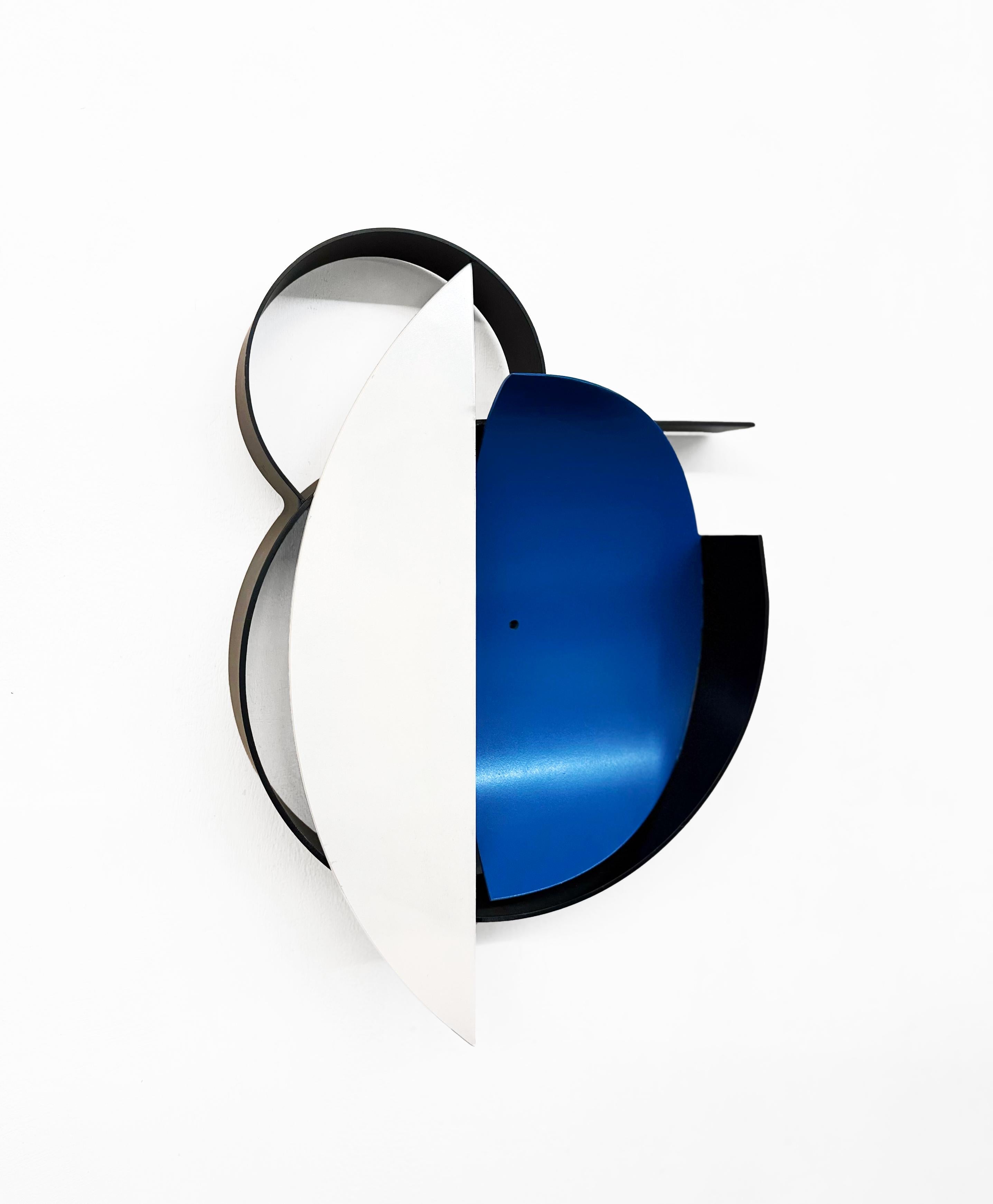 Blanc bleu relief  - Contemporary Sculpture by Alex Corno