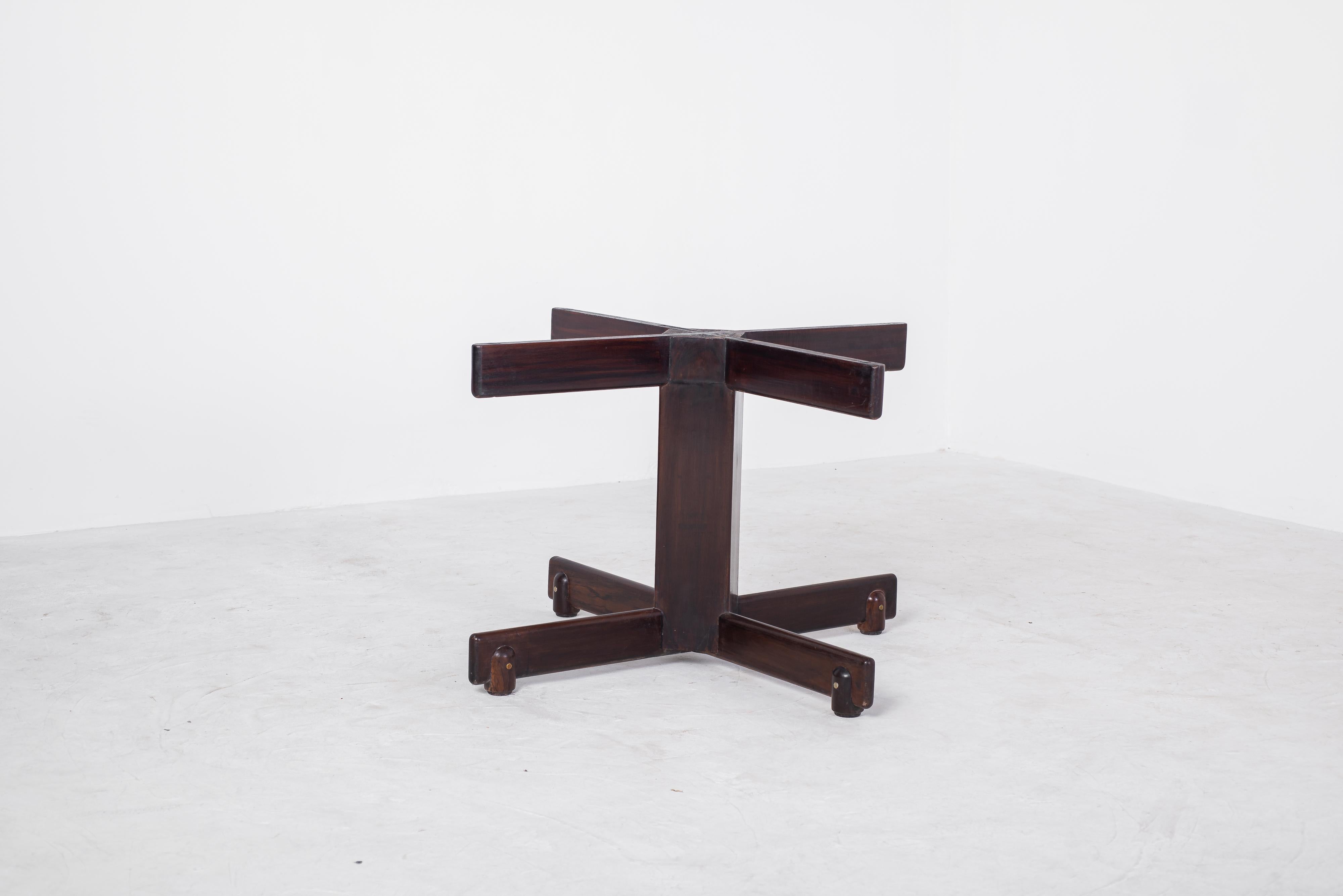 La table de salle à manger AleXS est un classique de la modernité du milieu du siècle, conçu par Sergio Rodrigues en 1960. Il s'agit d'une table ronde avec une base en palissandre massif et un plateau original en marbre blanc. Les pieds et le