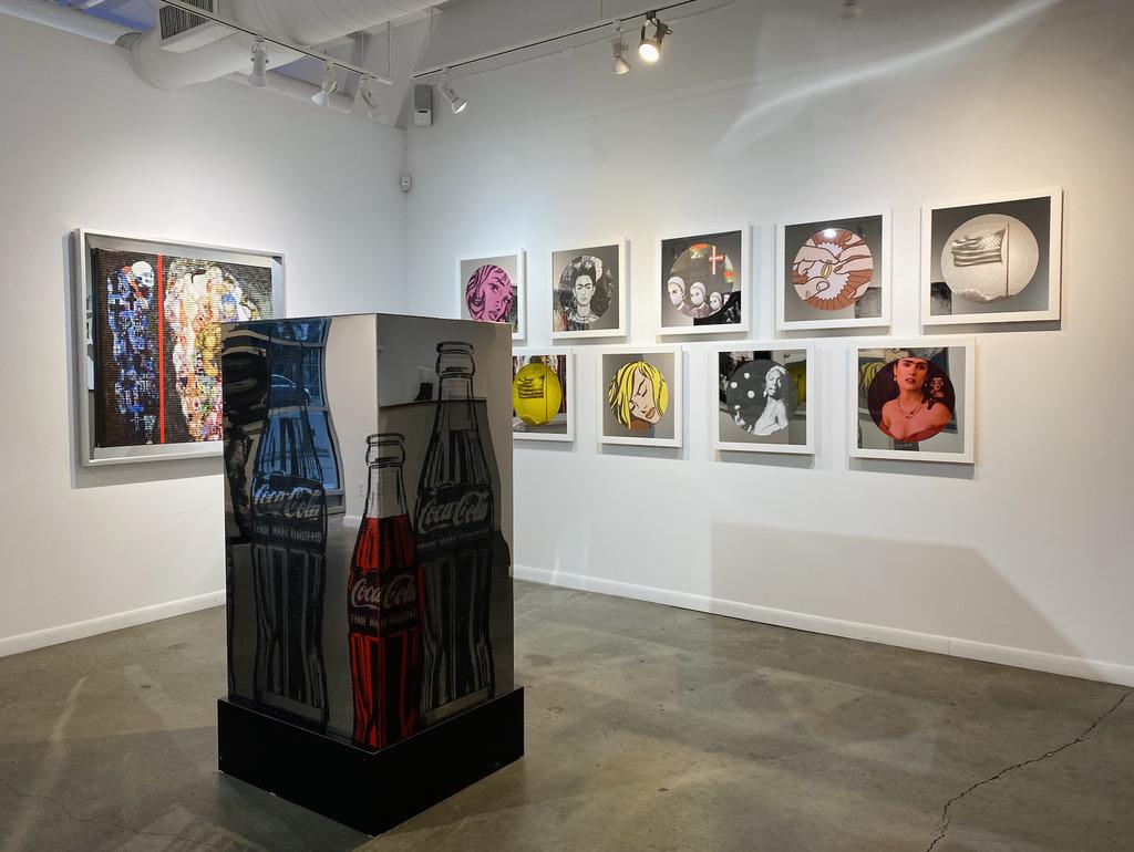 CocaCola contre JFK, moment favori des Américains, d'après Warhol - Sculpture de Alex Guofeng Cao