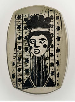 Retrato de mujer con espina de bambú. Escultura mural de porcelana tallada