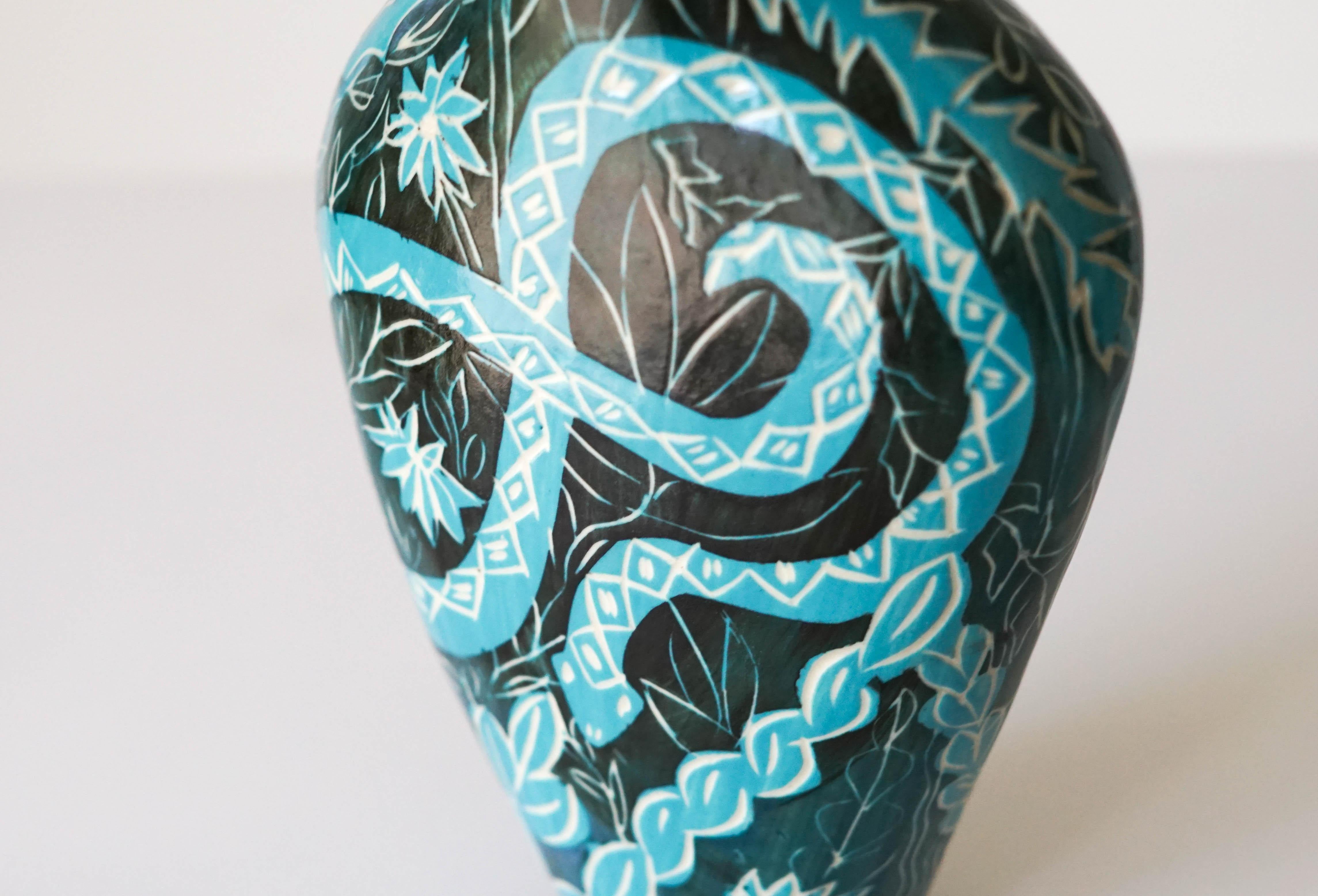 Charmante Schlangen,  Keramikvase-Skulptur im Angebot 1
