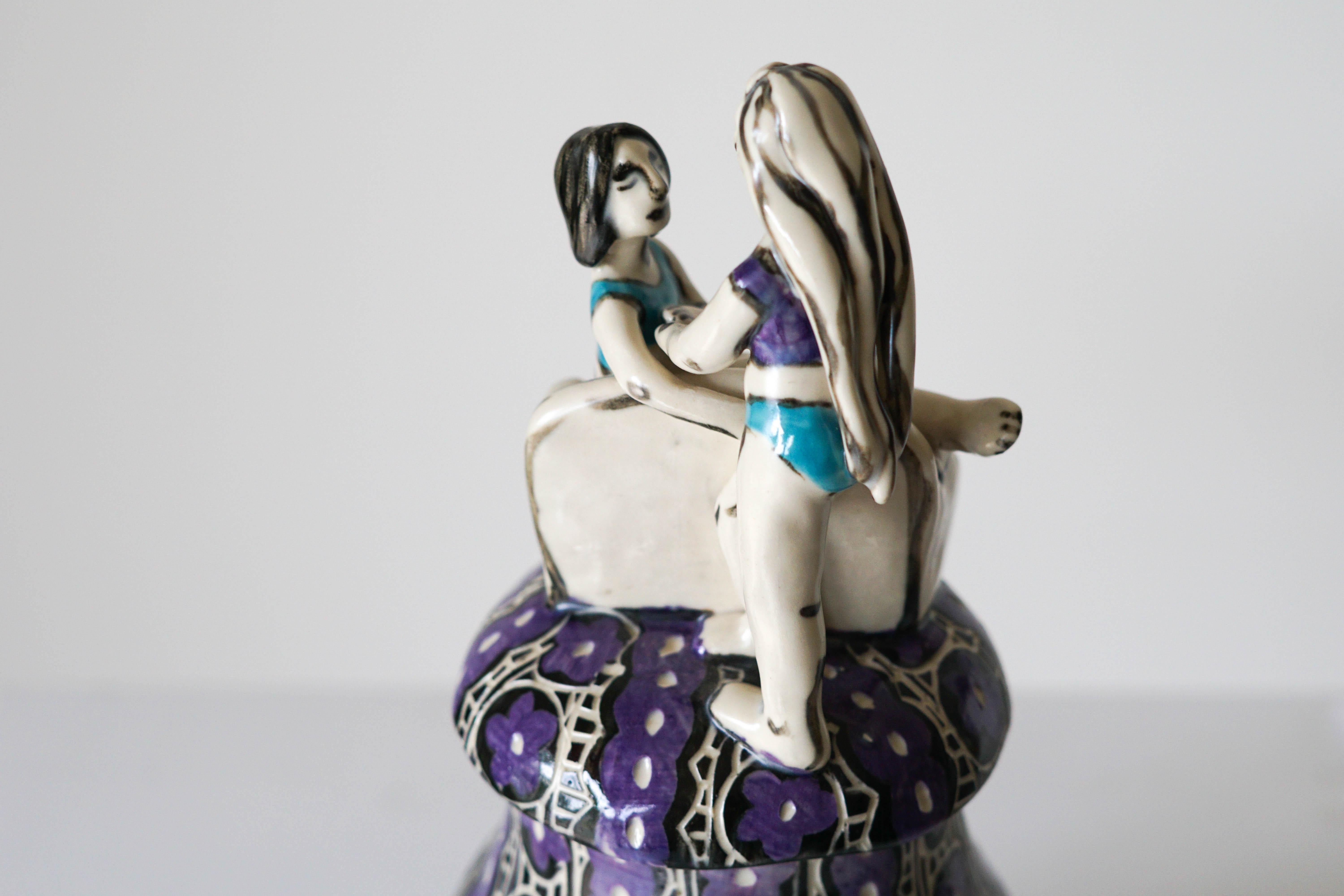 Volviendo a casa, jarra escultórica de porcelana con detalles esgrafiados bajo vidriado. en venta 7