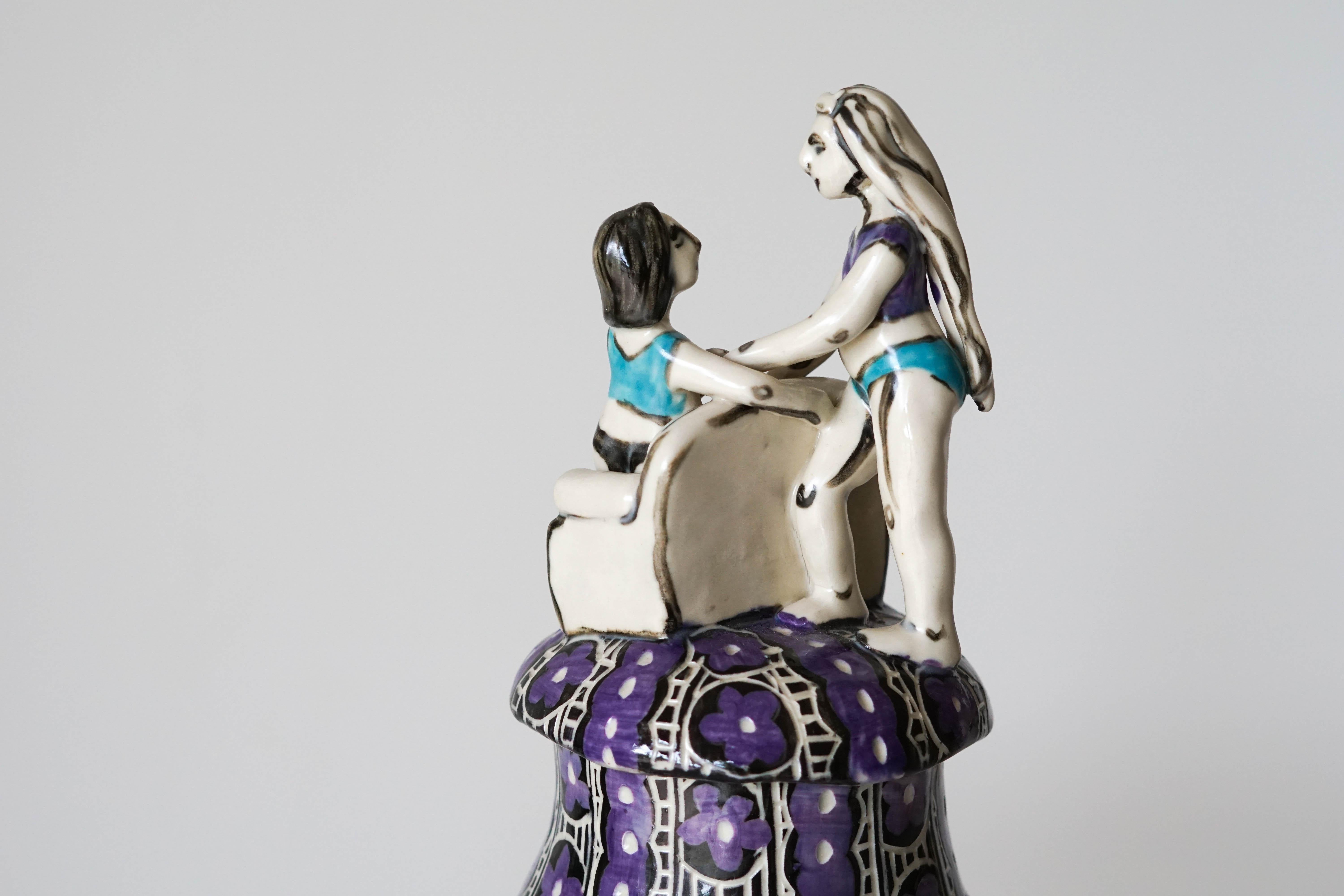 Volviendo a casa, jarra escultórica de porcelana con detalles esgrafiados bajo vidriado. en venta 8