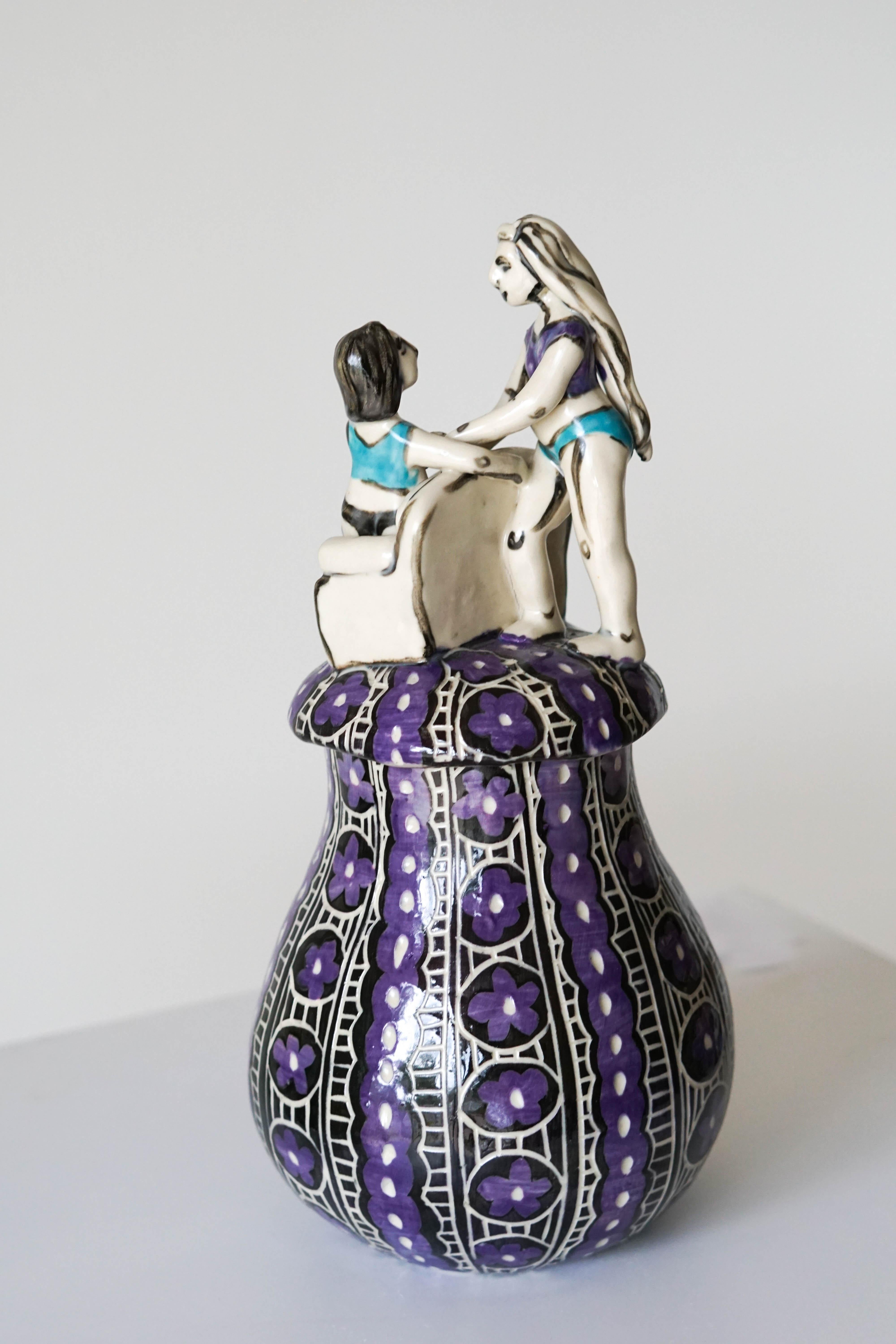 Volviendo a casa, jarra escultórica de porcelana con detalles esgrafiados bajo vidriado. en venta 9