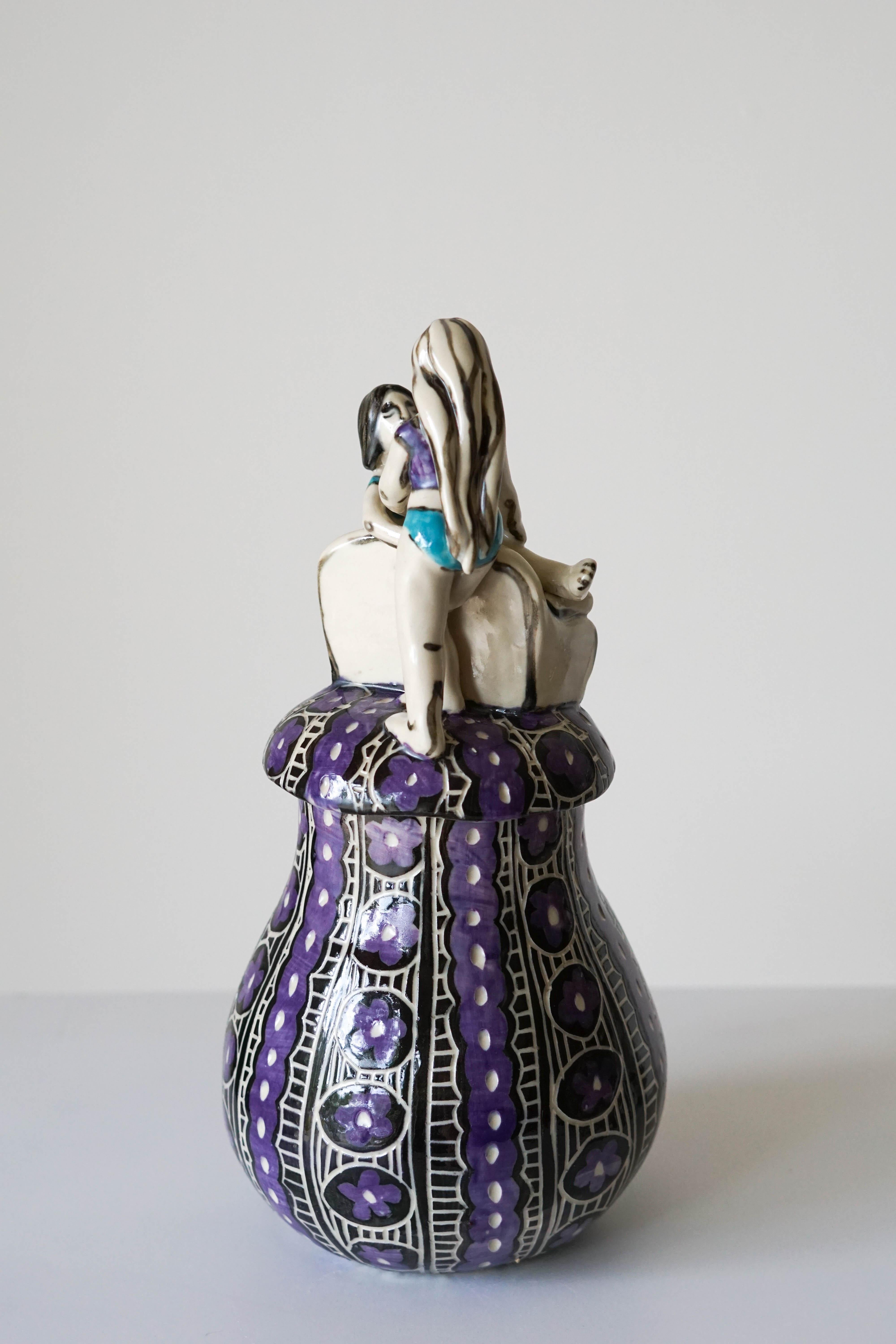 Volviendo a casa, jarra escultórica de porcelana con detalles esgrafiados bajo vidriado. en venta 10