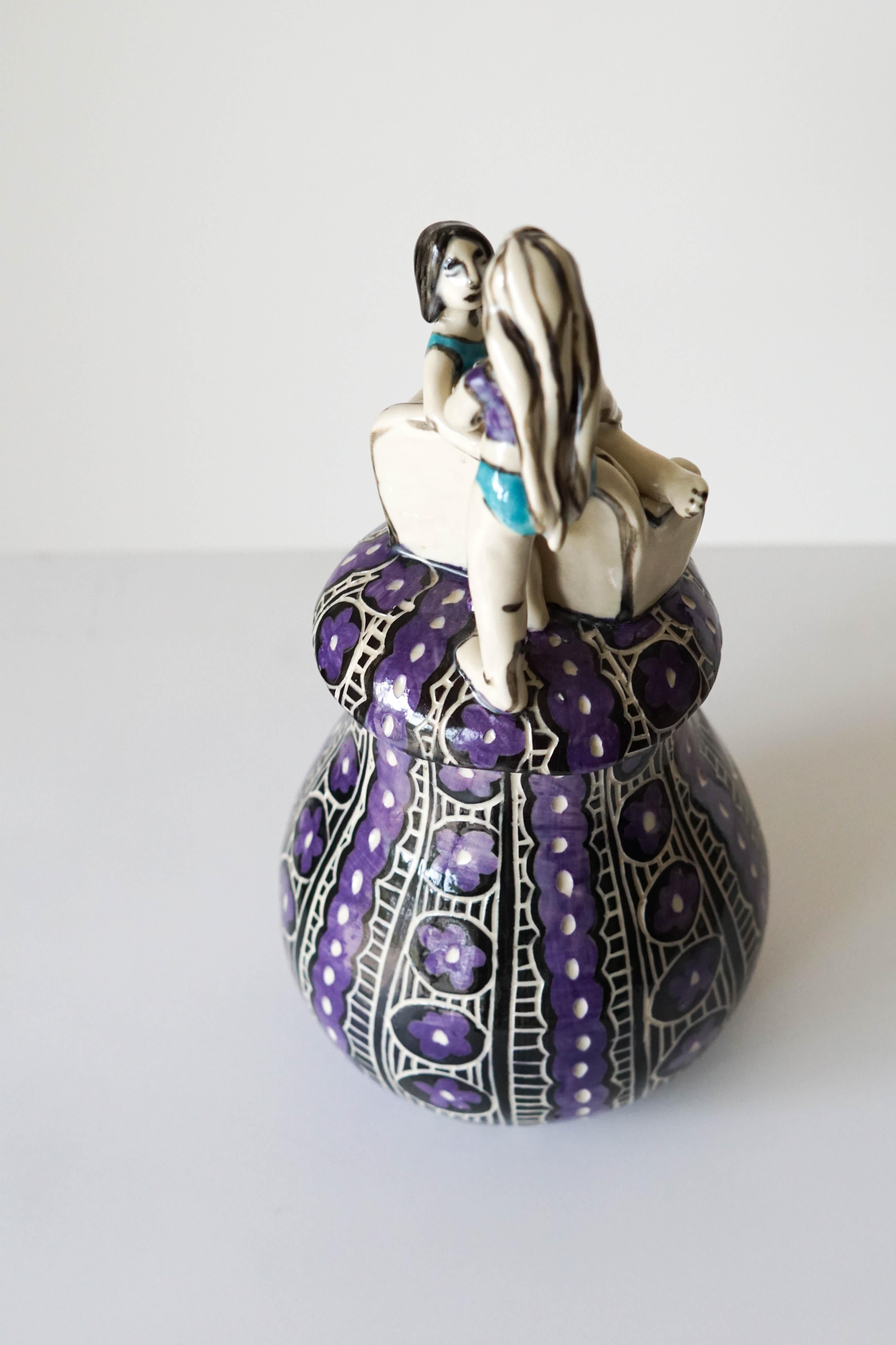 Volviendo a casa, jarra escultórica de porcelana con detalles esgrafiados bajo vidriado. en venta 11