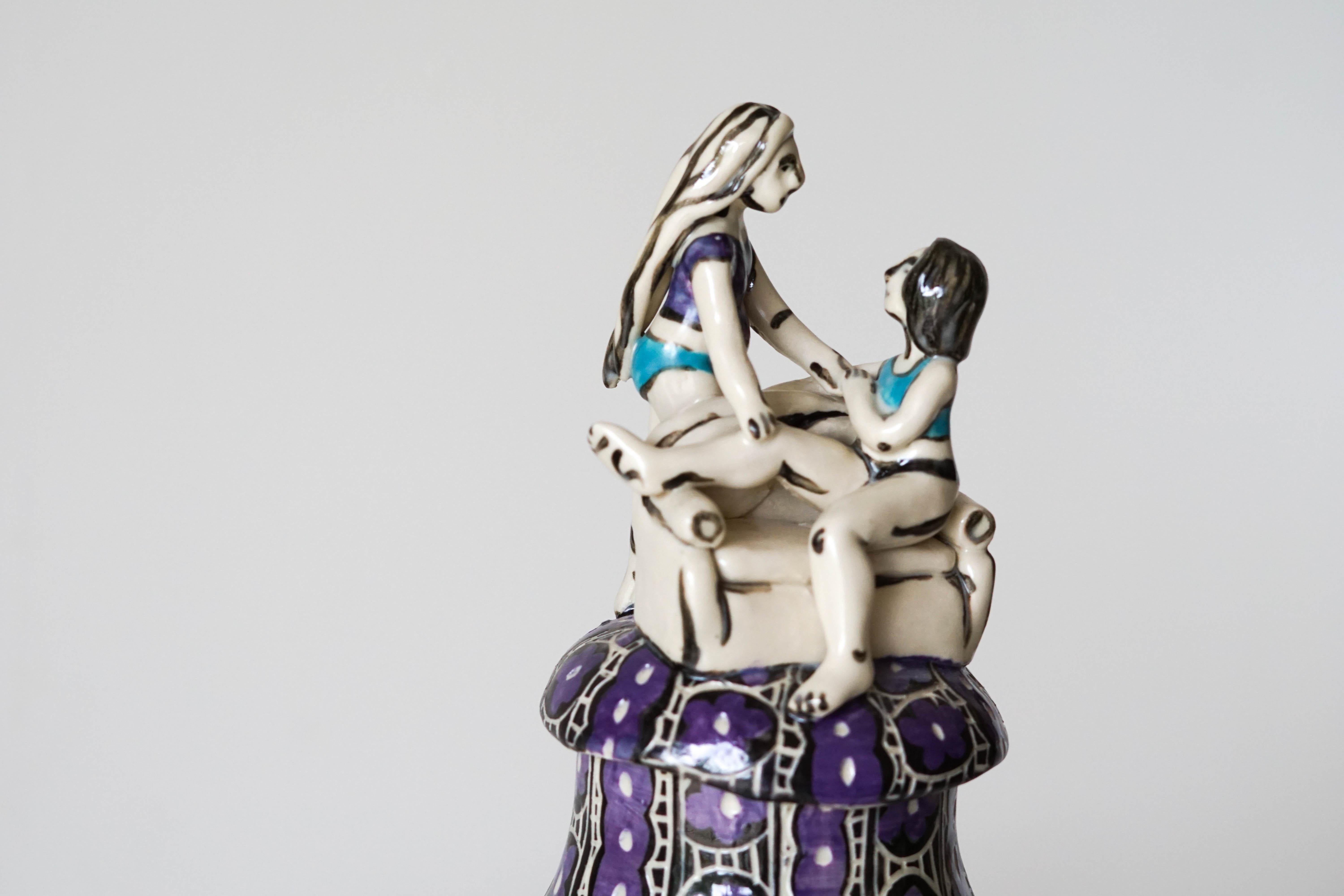 Volviendo a casa, jarra escultórica de porcelana con detalles esgrafiados bajo vidriado. en venta 14