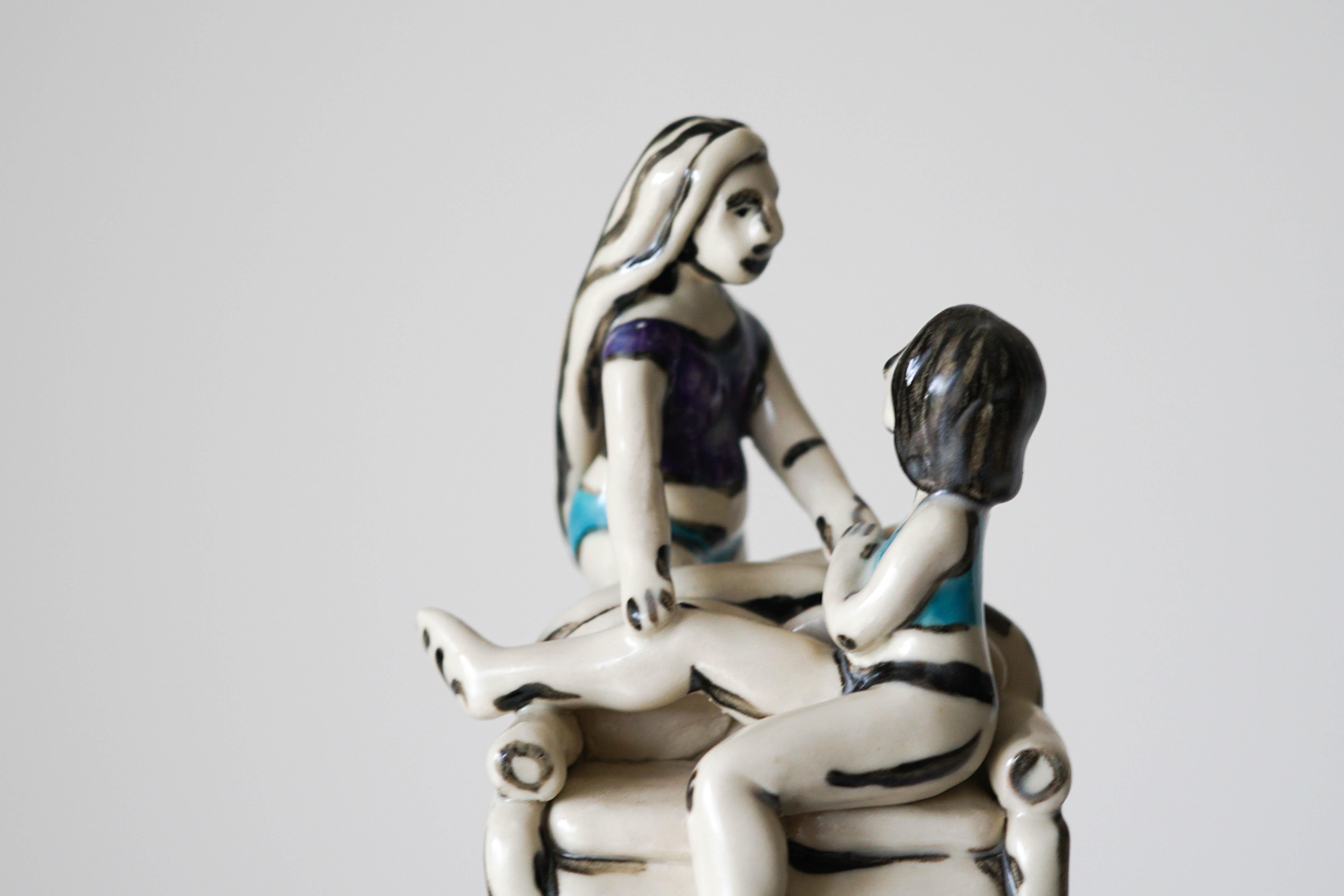 Volviendo a casa, jarra escultórica de porcelana con detalles esgrafiados bajo vidriado. en venta 15