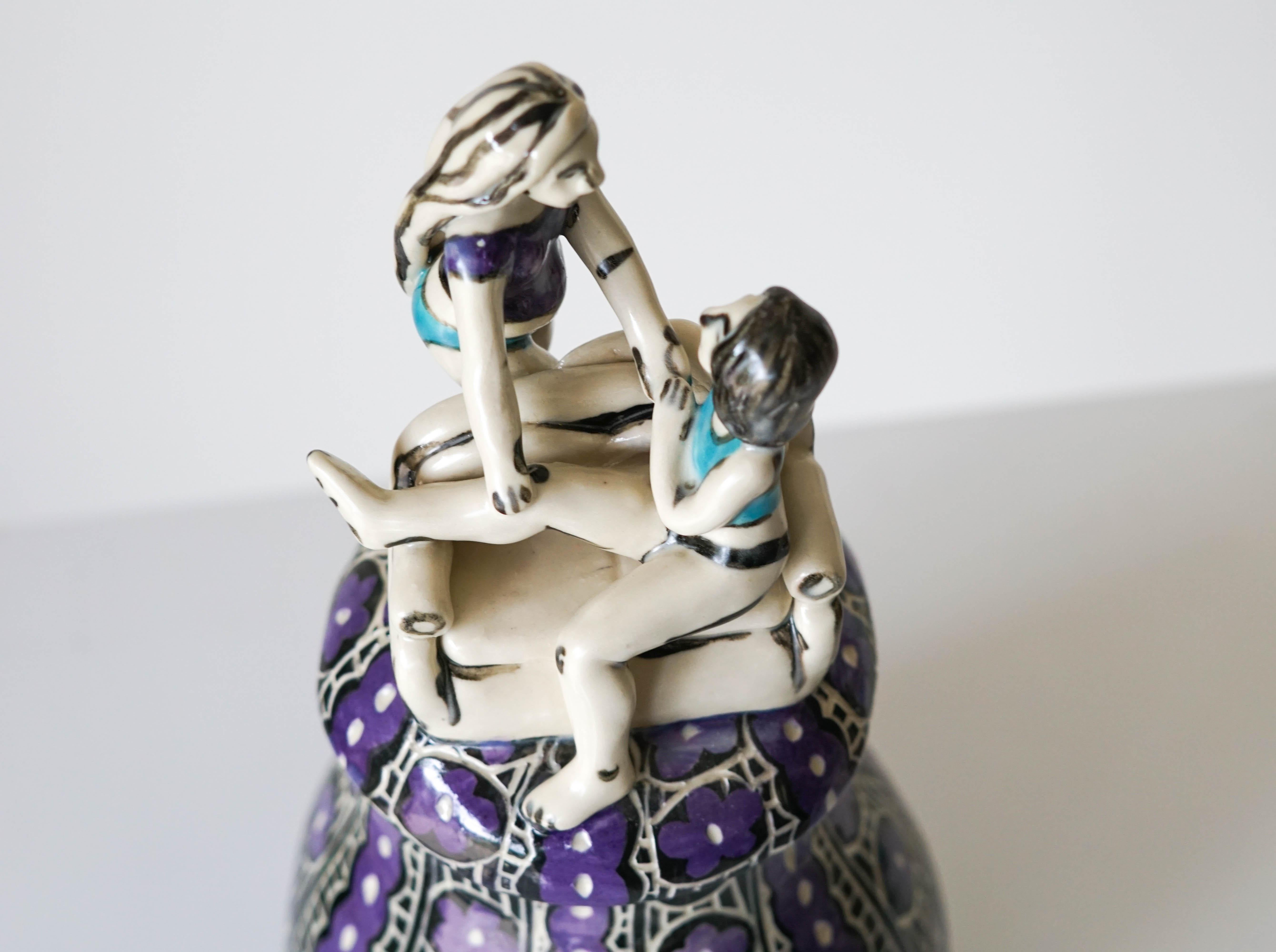 Volviendo a casa, jarra escultórica de porcelana con detalles esgrafiados bajo vidriado. en venta 16