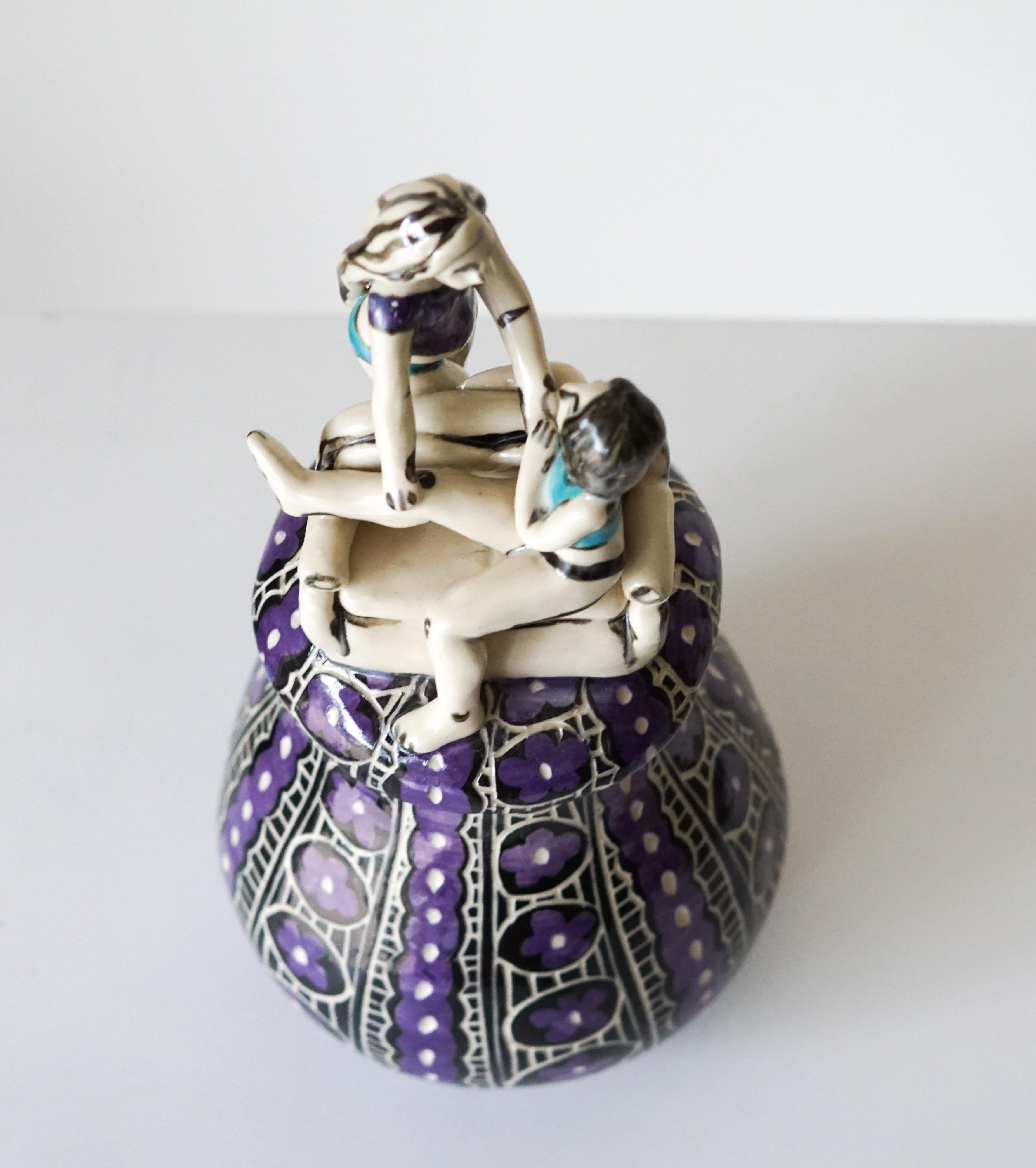 Volviendo a casa, jarra escultórica de porcelana con detalles esgrafiados bajo vidriado. en venta 17