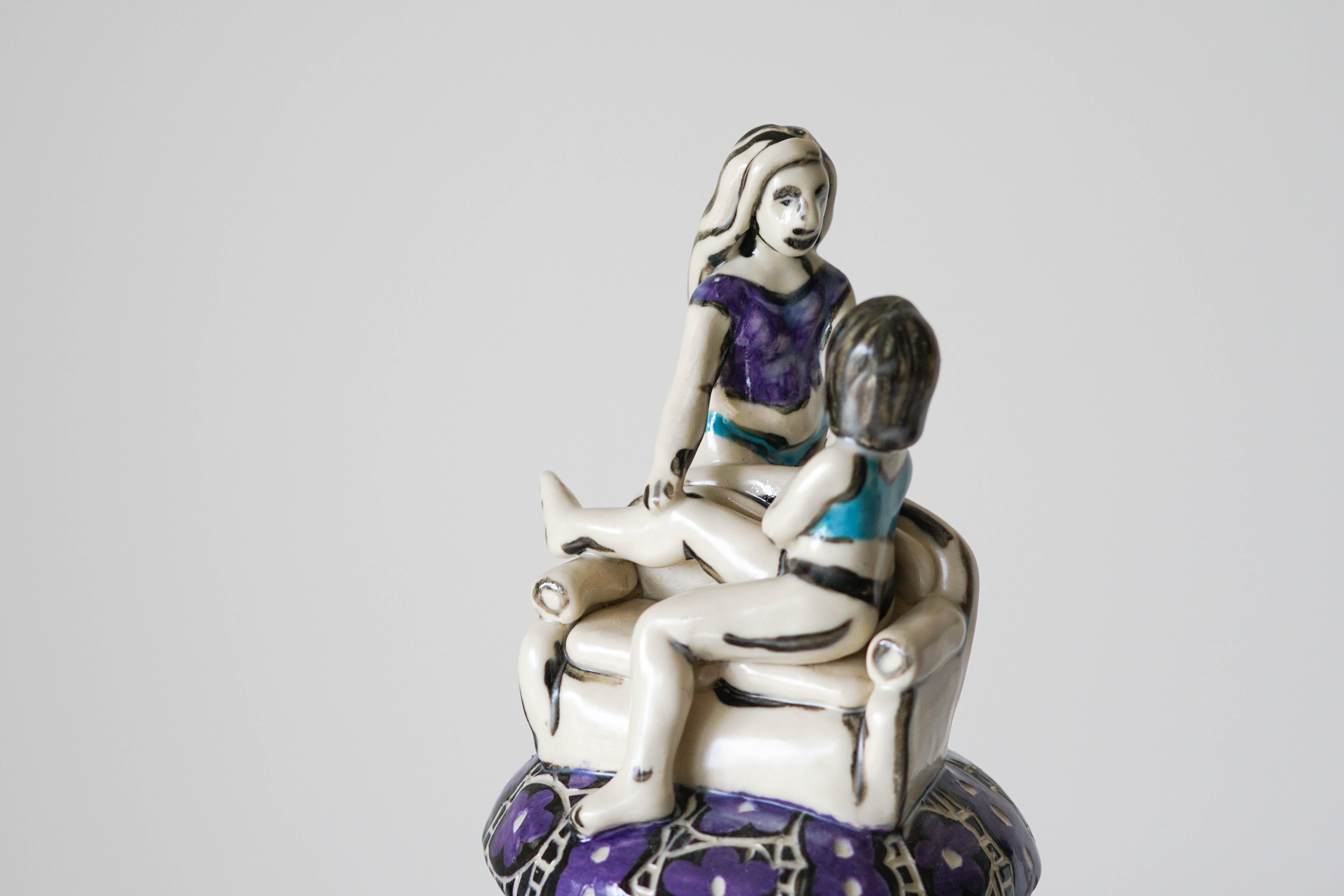 Volviendo a casa, jarra escultórica de porcelana con detalles esgrafiados bajo vidriado. en venta 3